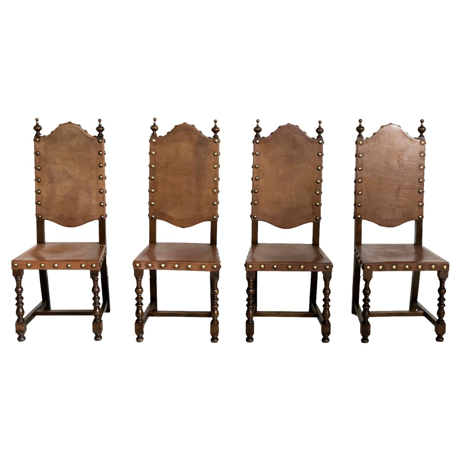 Satz von 4 Beistellstühlen aus Leder und Nussbaumholz im spanischen Barockstil des 19. Jahrhunderts