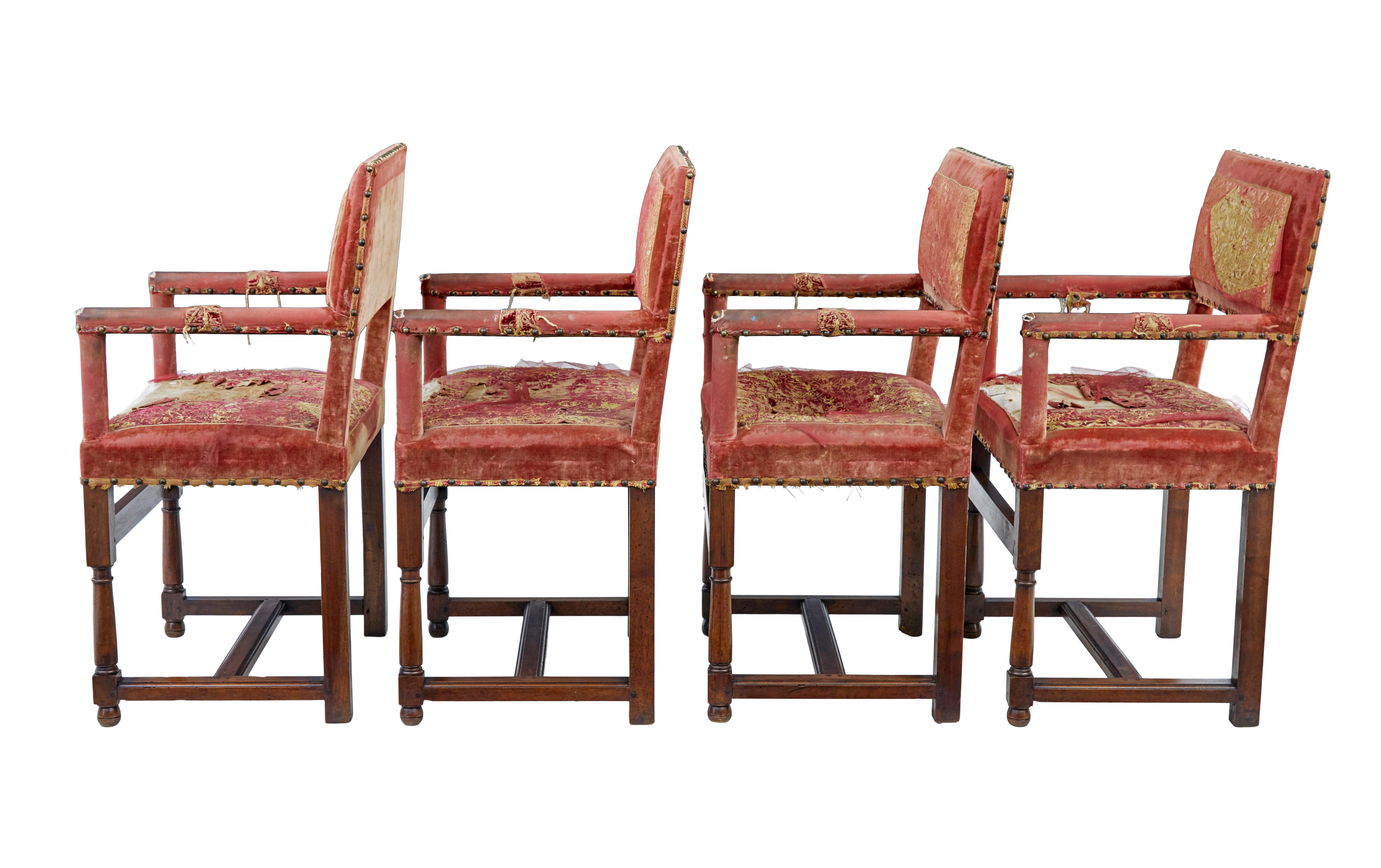 Set di 4 poltrone da incoronazione in noce del XIX secolo, circa 1860.

Siamo lieti di offrire questo raro set di 4 sedie dell'incoronazione.  Braccia e schiena dritte, in piedi su gambe anteriori tornite unite a quelle posteriori da una barella. 