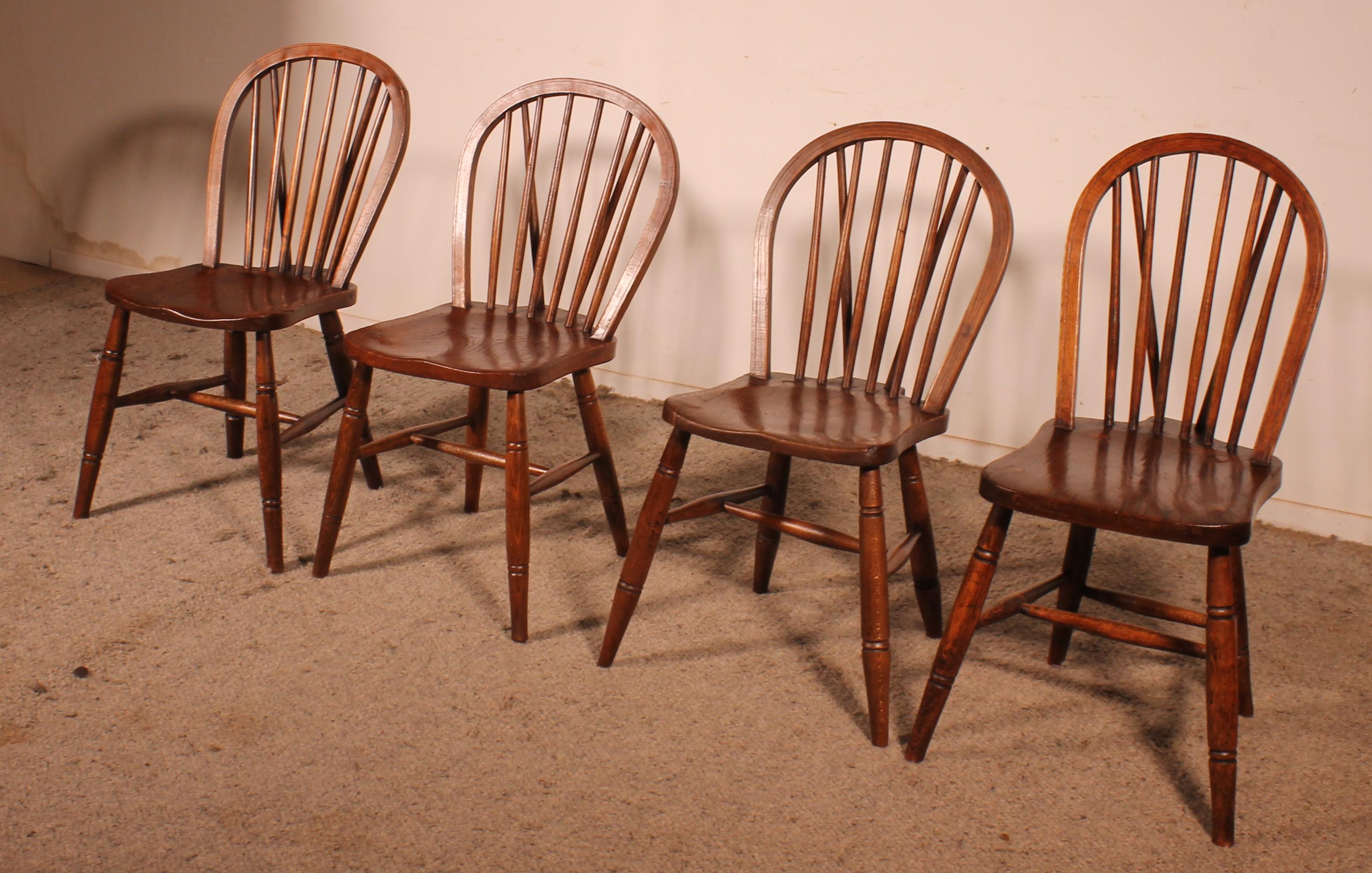 lovely set of 4 19th century English Windsor chairs in chestnut
Very nice set which has a very beautiful patina. They have been checked by our cabinetmaker. T

hey have reinforcements in the back which is important for their solidity.
The chairs are