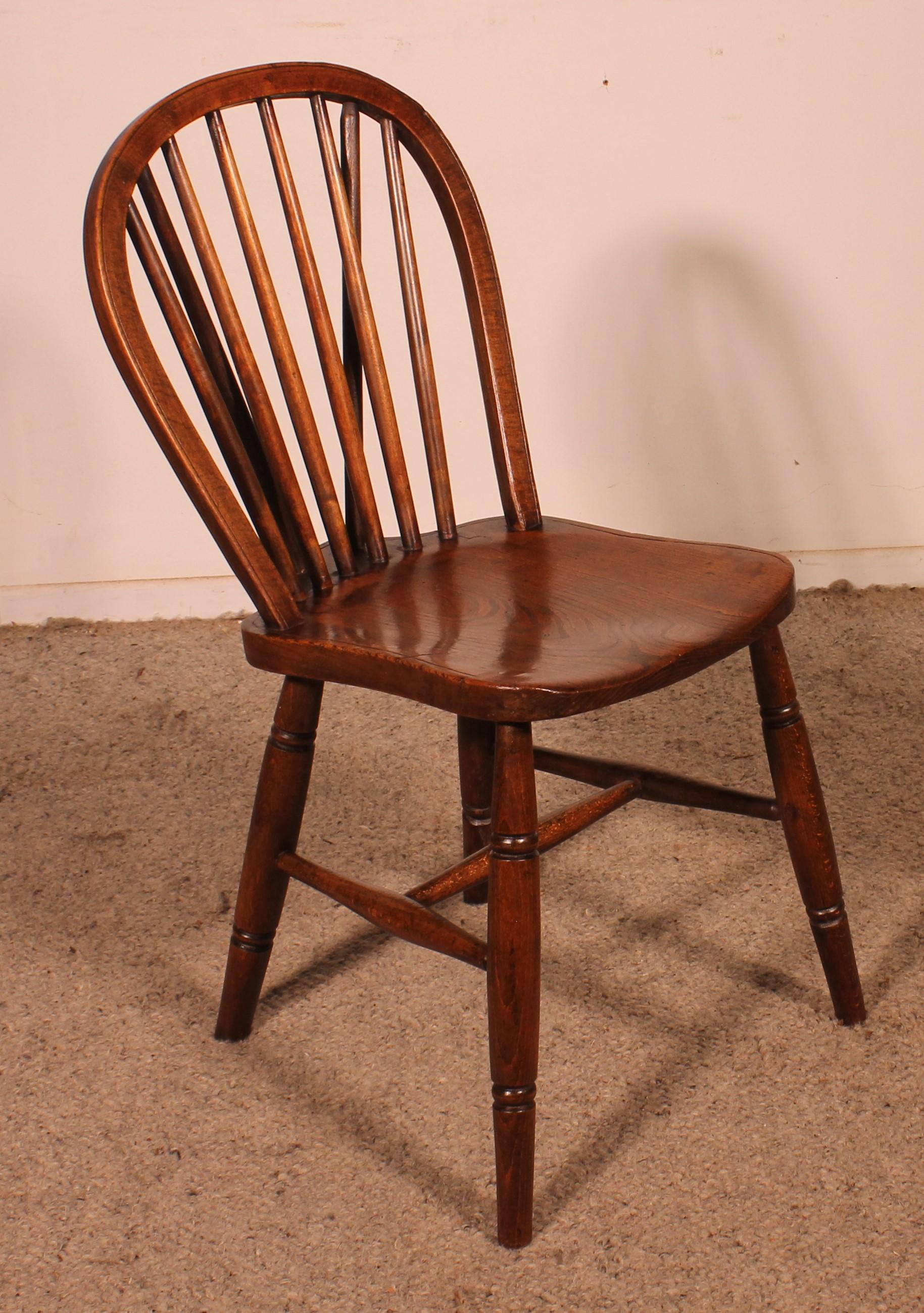 Chestnut Set Of 4 19th Century Windsor Chairs For Sale