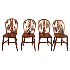 Set Of 4 19th Century Windsor Wheelback Chairs Set Of 4 19th Century Windsor Wheelback Chairs