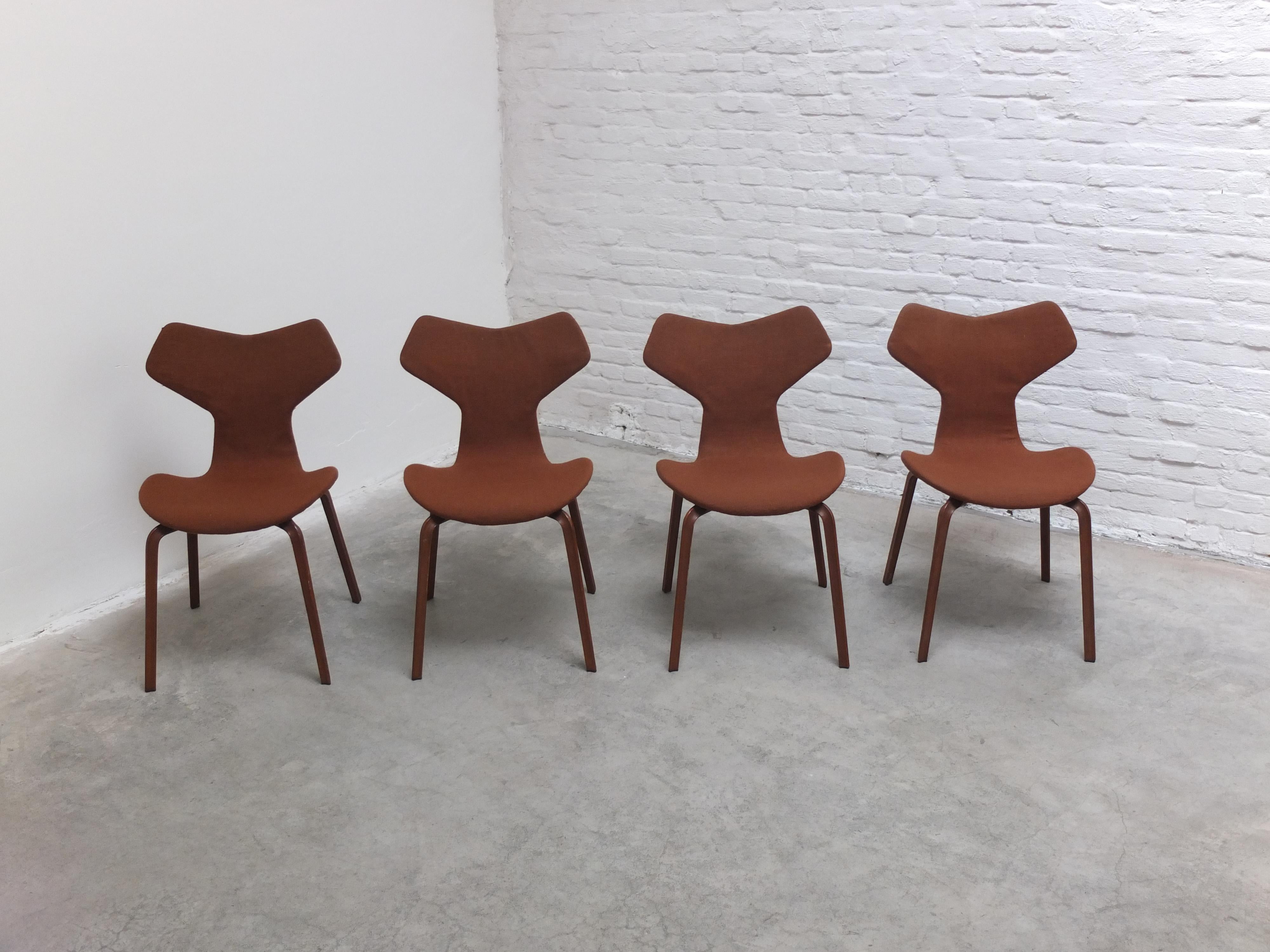 Außergewöhnlicher Satz von 4 'Grand Prix' Stühlen, entworfen von Arne Jacobsen für Fritz Hansen im Jahr 1957. Im selben Jahr wurde der Stuhl auf der Triennale in Mailand ausgestellt, wo er den Grand Prix, die höchste Auszeichnung der Ausstellung,
