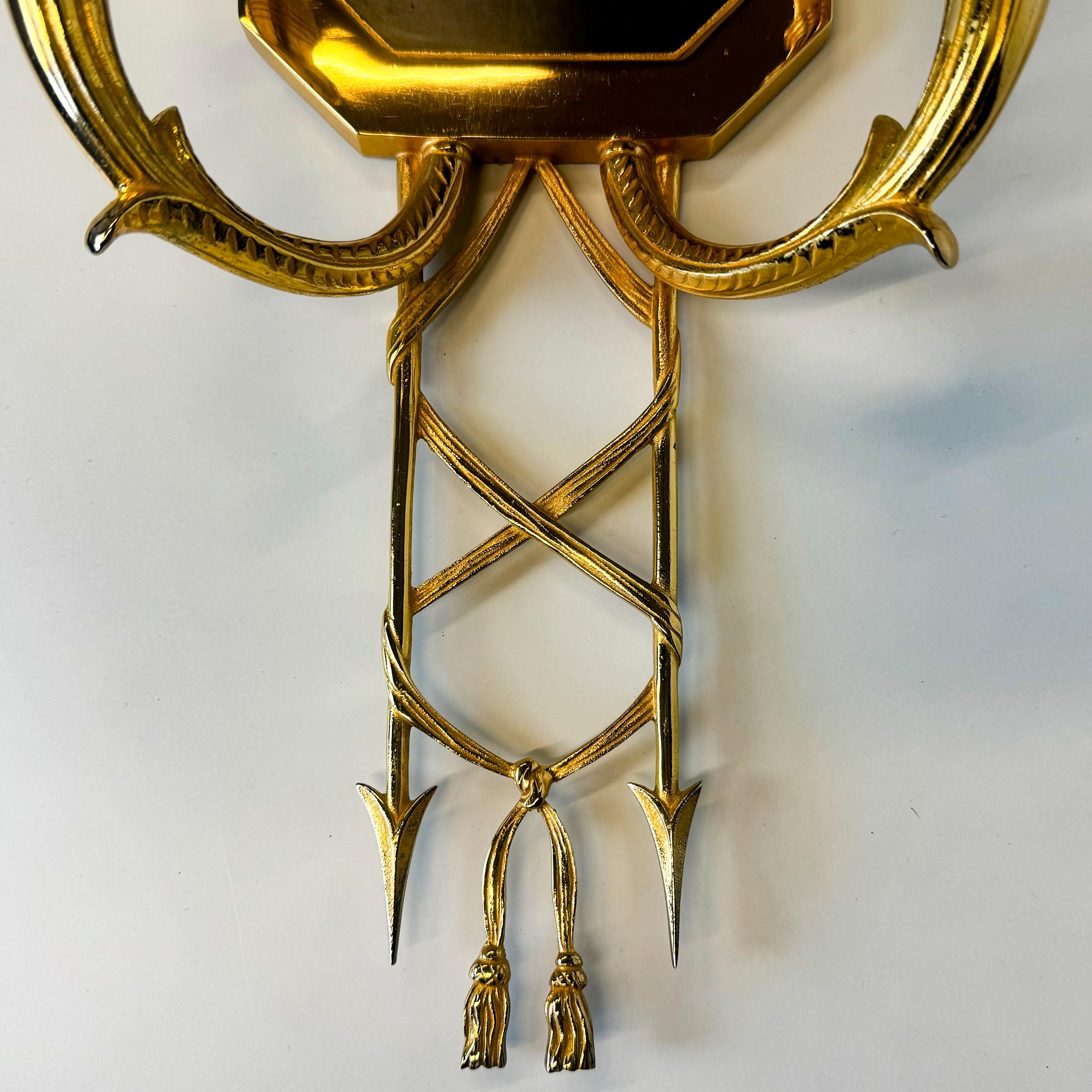 Ce lot de quatre appliques italiennes Lampardi Artistici confère élégance et sophistication à n'importe quelle pièce. Chaque applique en laiton doré présente deux flammes à bulbe, avec des bras à volutes décorés de motifs de pégases. Le centre des
