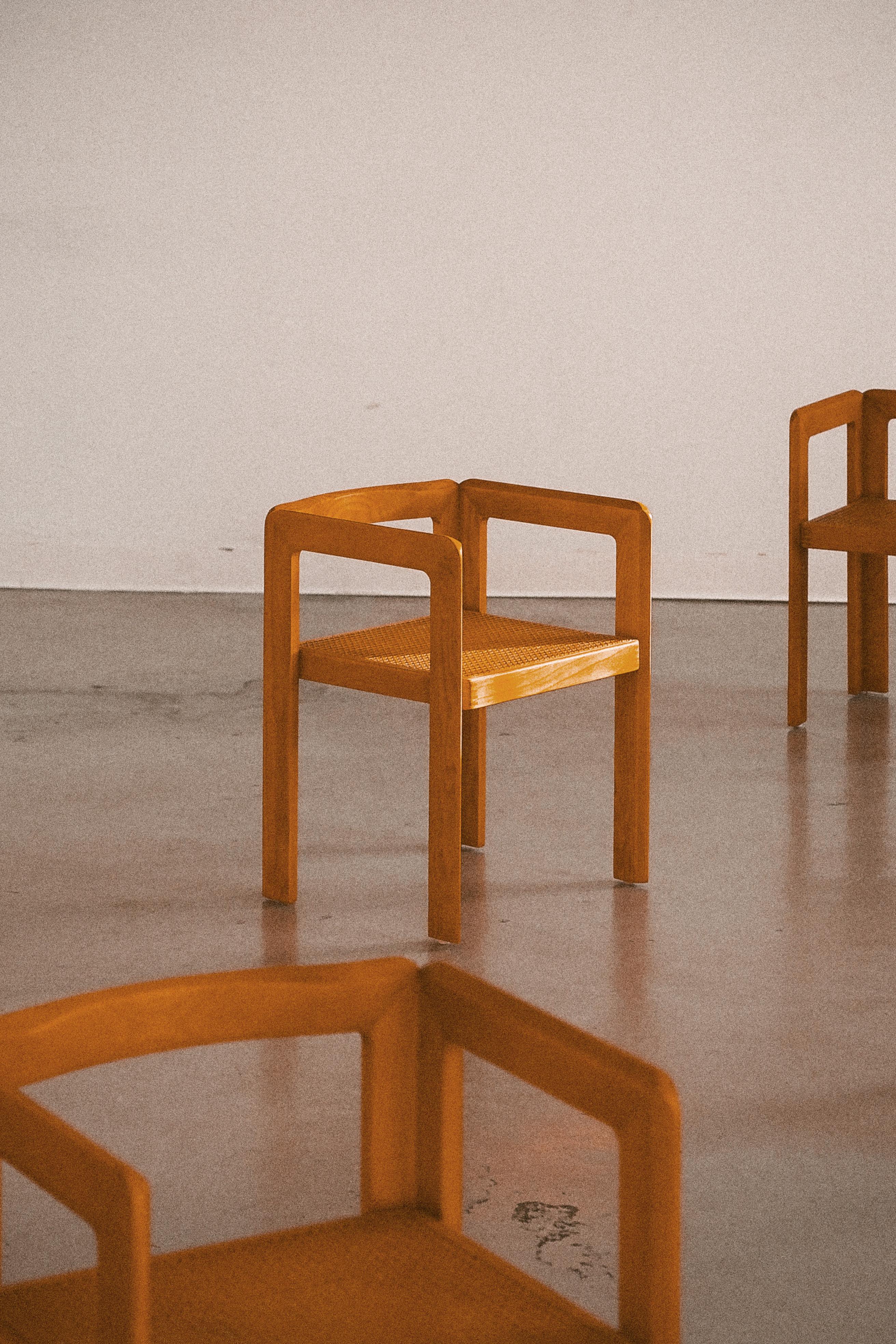 1980-1990 Produktion.

Großartiges und seltenes Exemplar eines großen Satzes von 10 zusammenpassenden Stühlen des belgisch-niederländischen Designers Derk Jan de Vries für seine Fir-Kollektion, die auch Schubladensets, Schränke, einen Schreibtisch