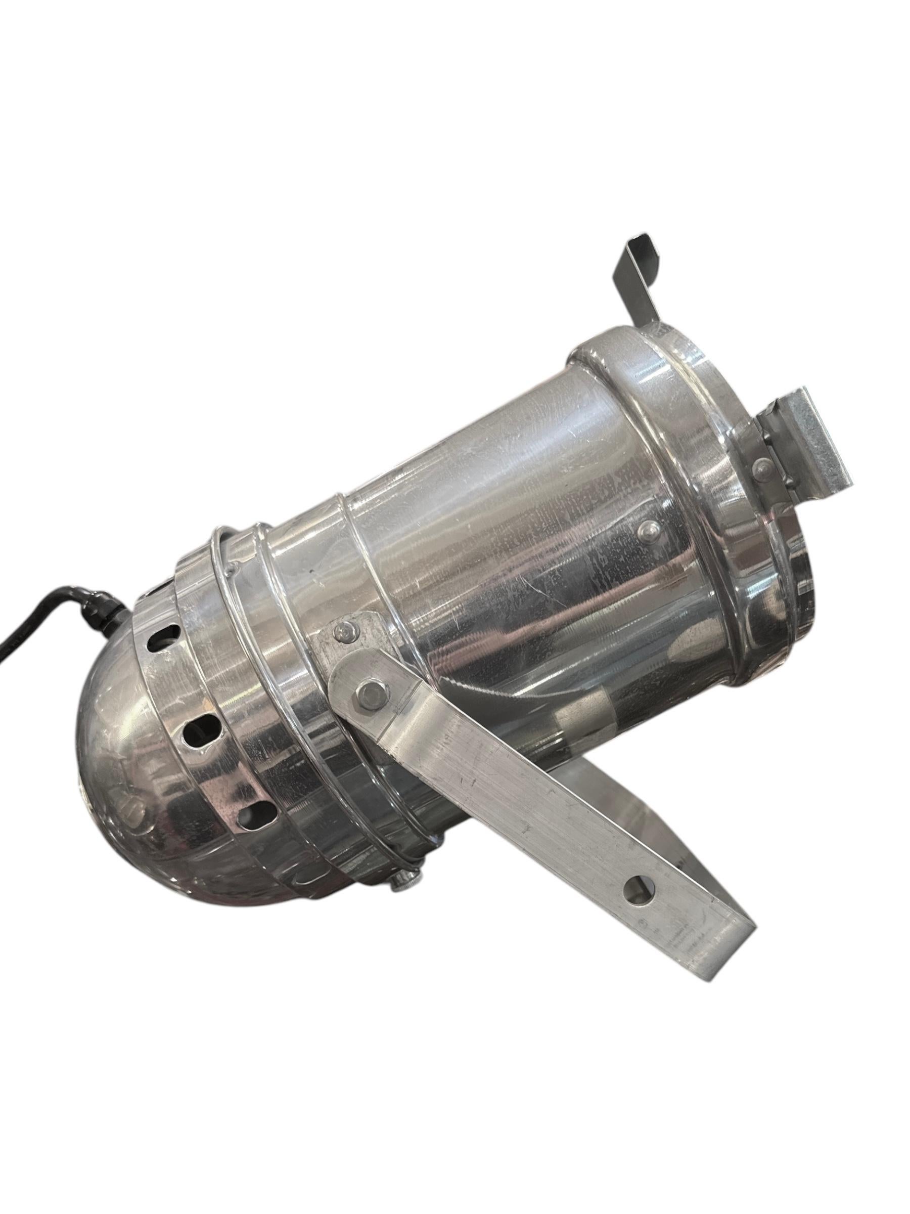 Set of 4 70s Aluminum Stage SpotLight In Good Condition For Sale In Pasadena, CA
