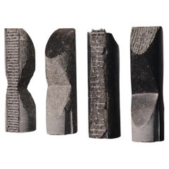 Set di 4 sculture astratte totemiche in marmo di Jorg Van Daele brutalista