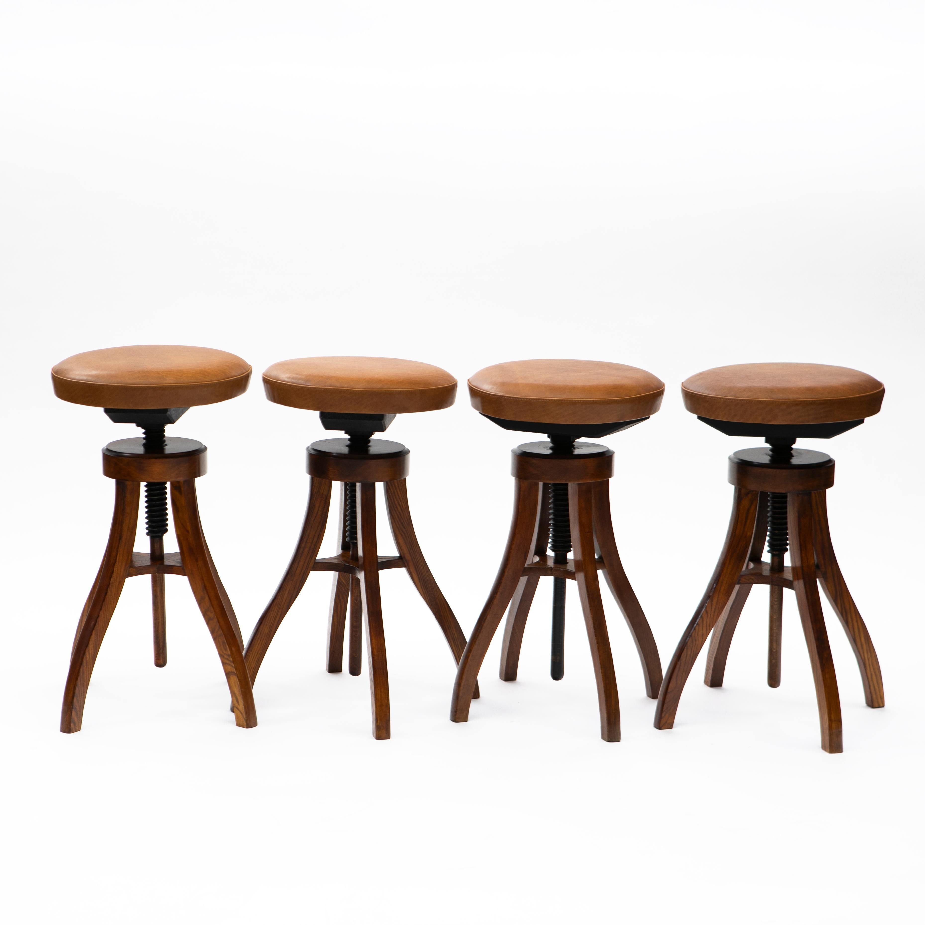 Set of four adjustable bar stools, Fritz Hansen.

Frame in solid oak with seat newly upholstered with cognac leather.

Adjustable height (in photo approx. 72 cm.)
Denmark approx. 1940.

