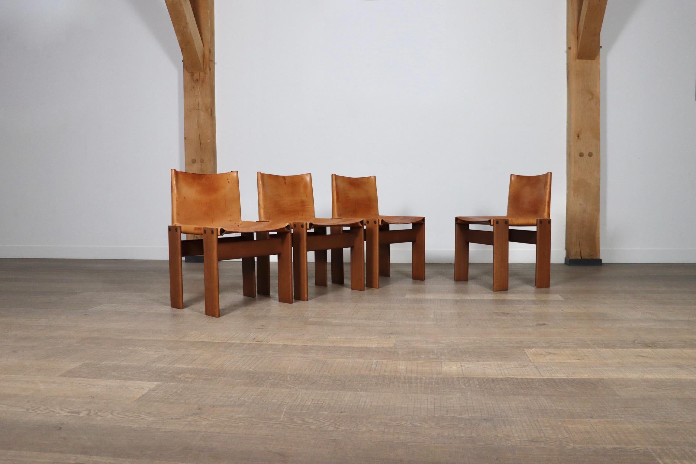 Ensemble de 4 chaises de moine Afra et Tobia Scarpa pour Molteni, Italie, 1974 Bon état - En vente à ABCOUDE, UT