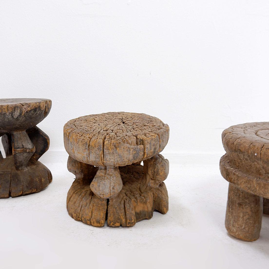 Ensemble de 4 tabourets africains en bois sculpté en vente 4