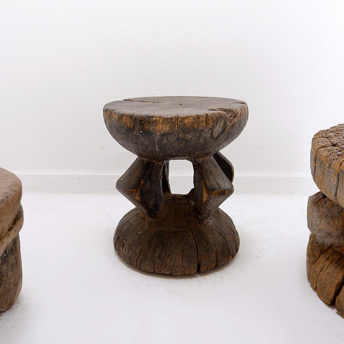 Ensemble de 4 tabourets africains en bois sculpté en vente 5