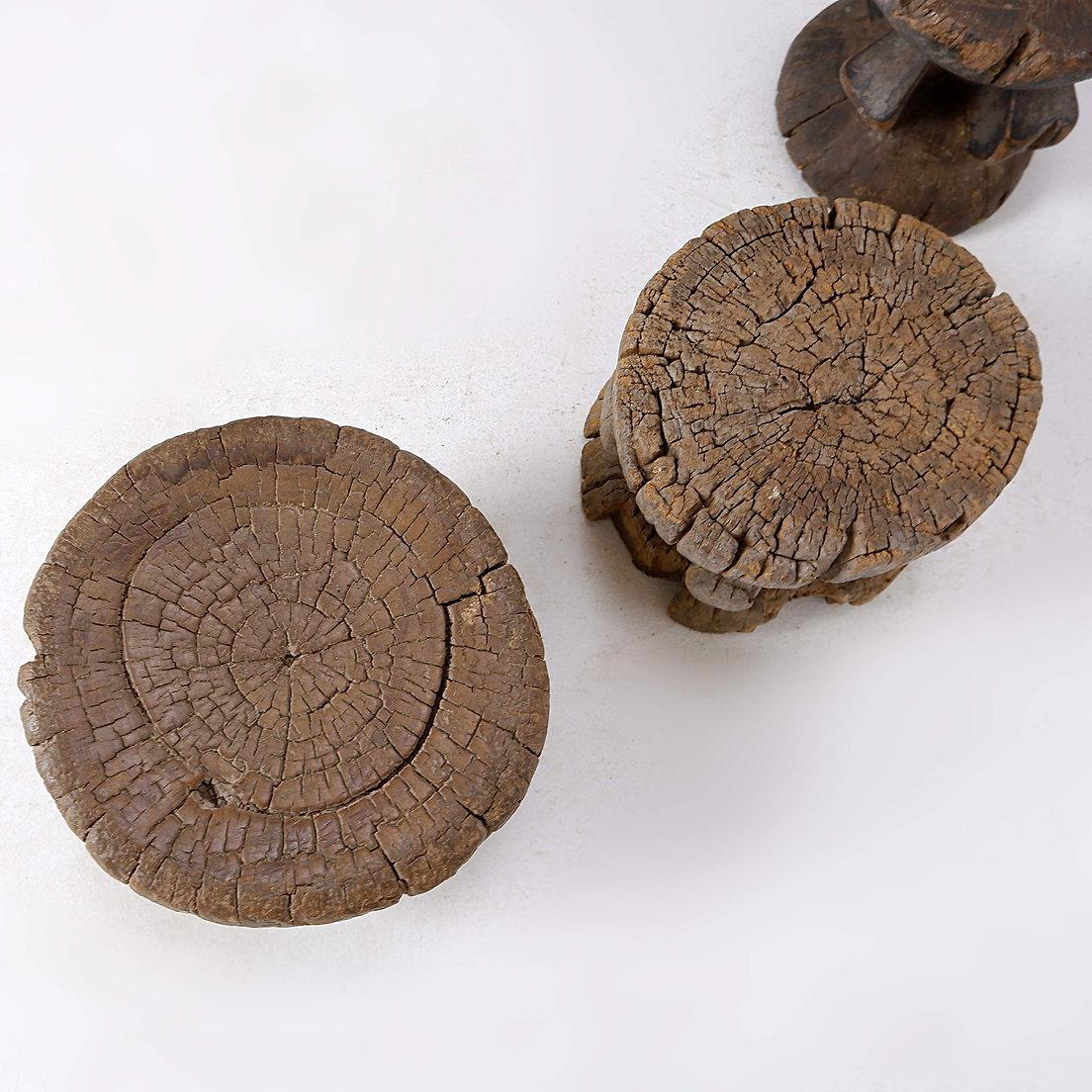 Ensemble de 4 tabourets africains en bois sculpté en vente 6