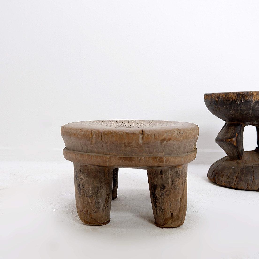 Africain Ensemble de 4 tabourets africains en bois sculpté en vente