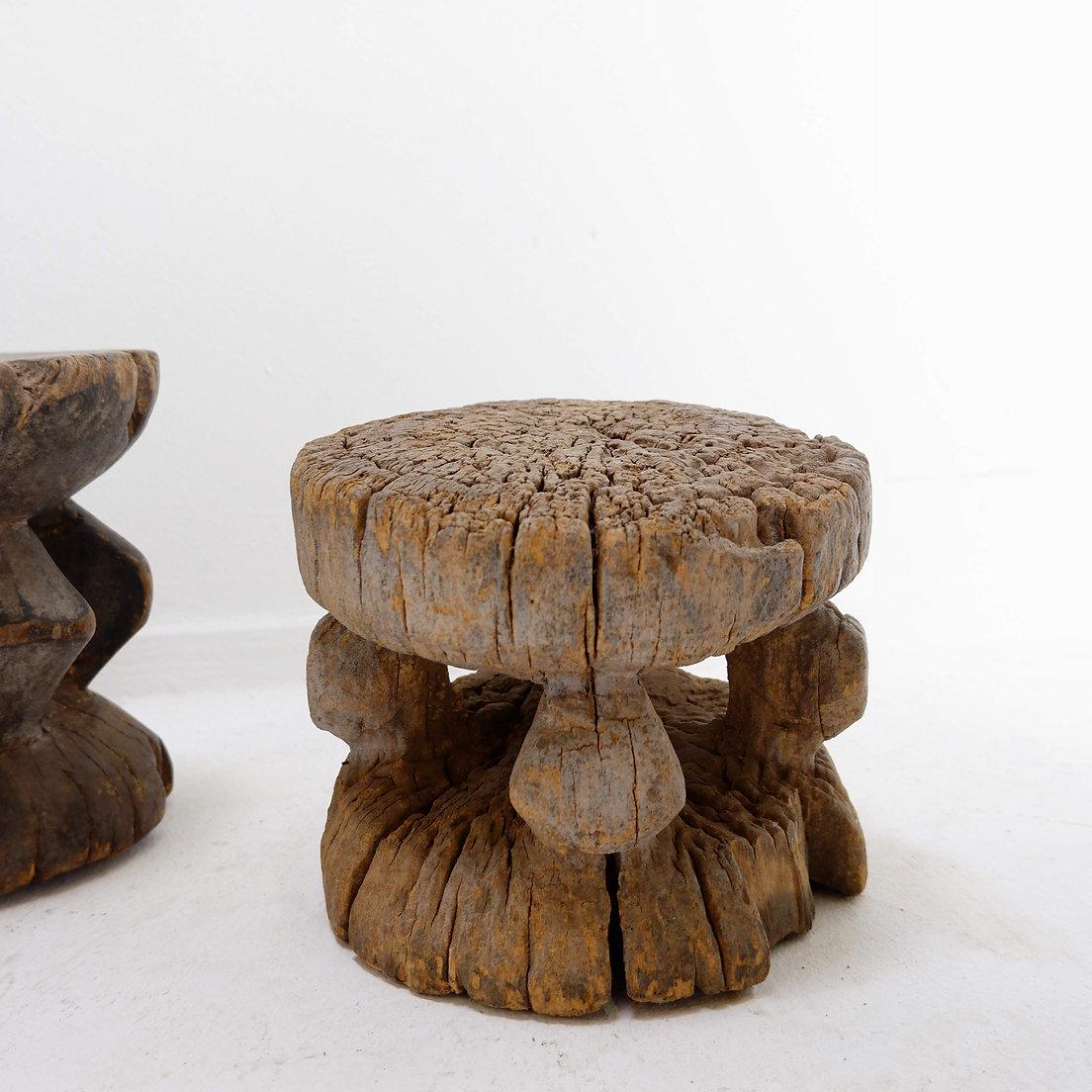 Sculpté à la main Ensemble de 4 tabourets africains en bois sculpté en vente
