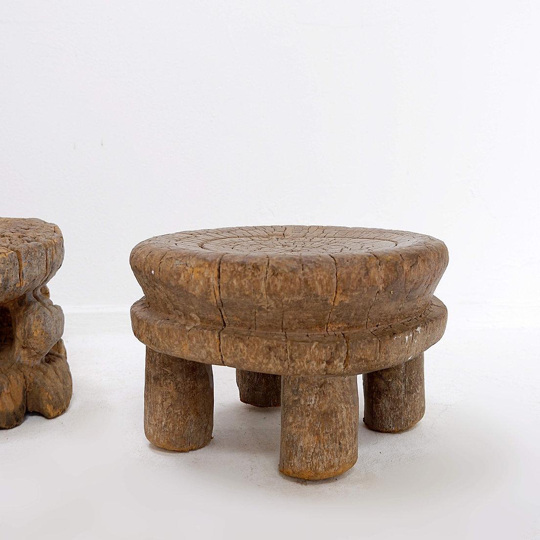 Ensemble de 4 tabourets africains en bois sculpté Bon état - En vente à Linkebeek, BE