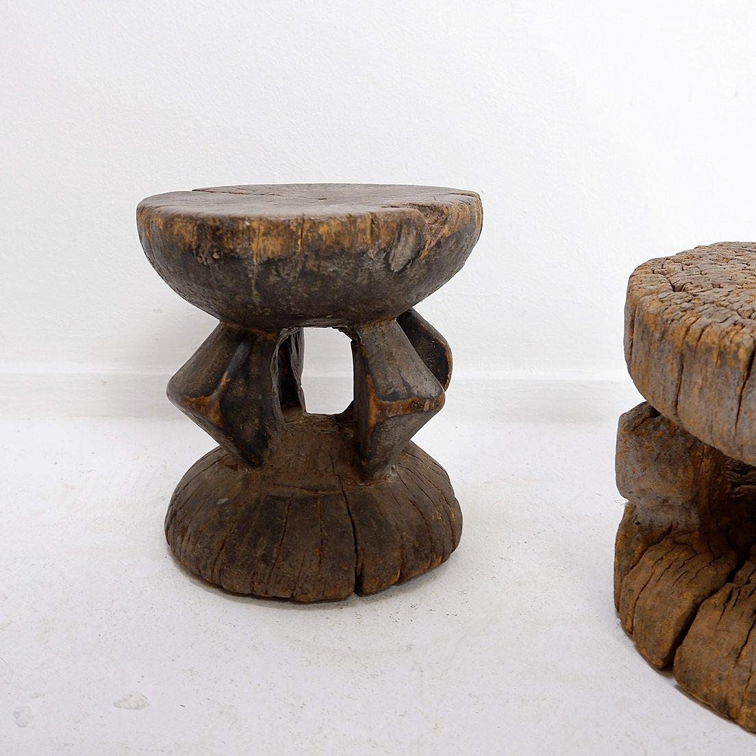 20ième siècle Ensemble de 4 tabourets africains en bois sculpté en vente