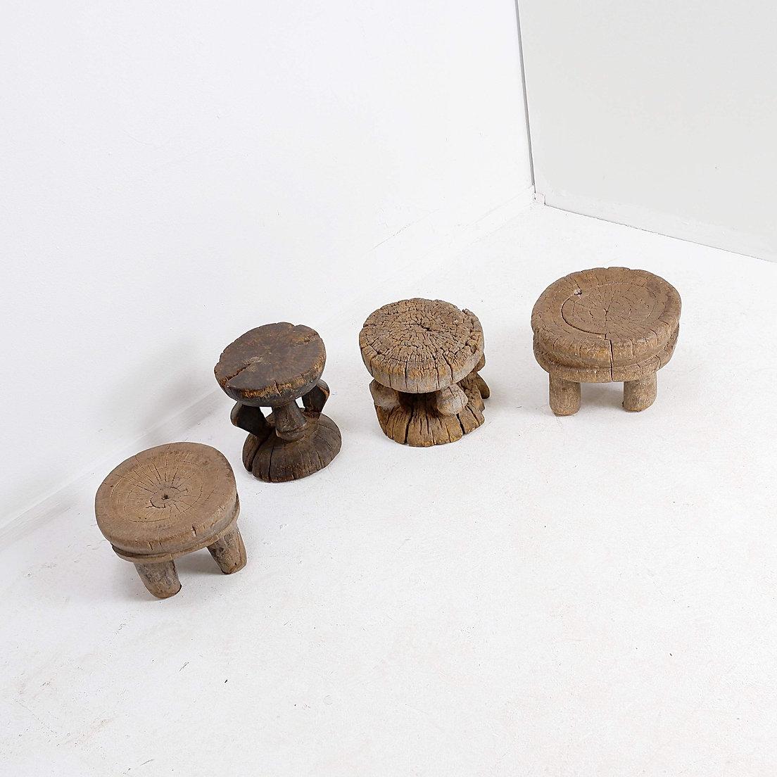 Ensemble de 4 tabourets africains en bois sculpté en vente 1