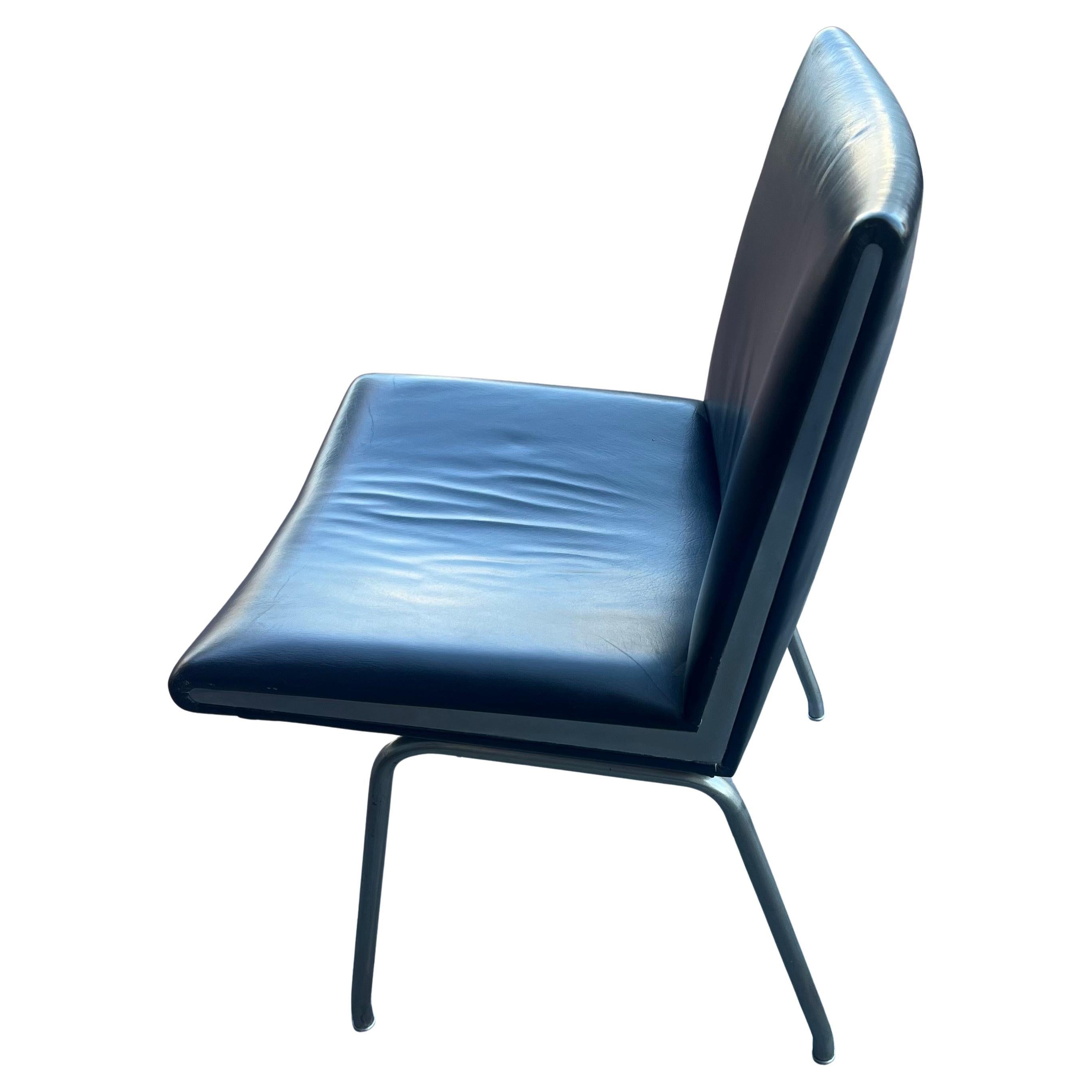 Postmoderne Ensemble de 2 chaises pantoufles d'aéroport de Hans Wegner pour AP 39 Stolen en cuir et acier en vente