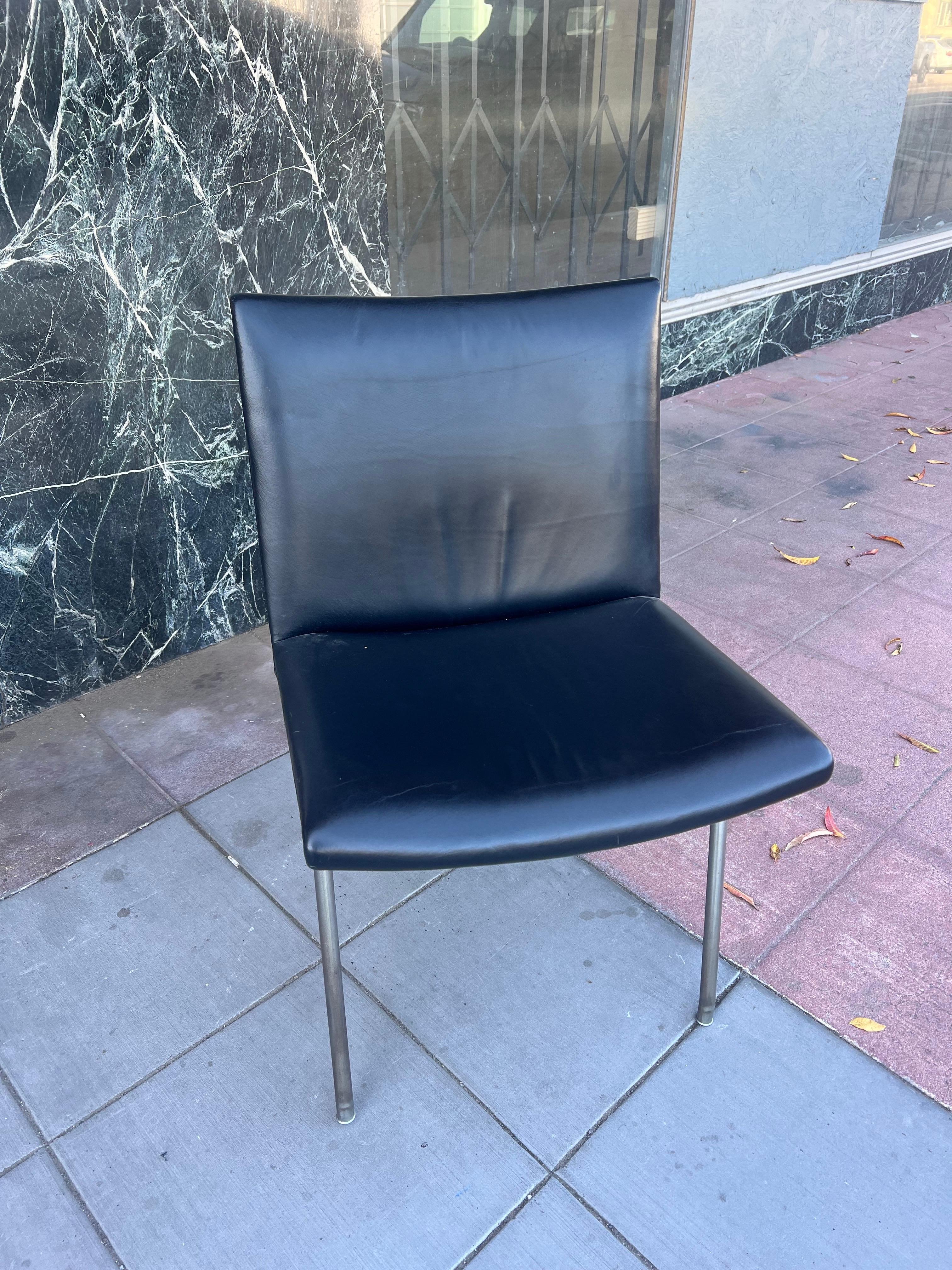 Danois Ensemble de 2 chaises pantoufles d'aéroport de Hans Wegner pour AP 39 Stolen en cuir et acier en vente
