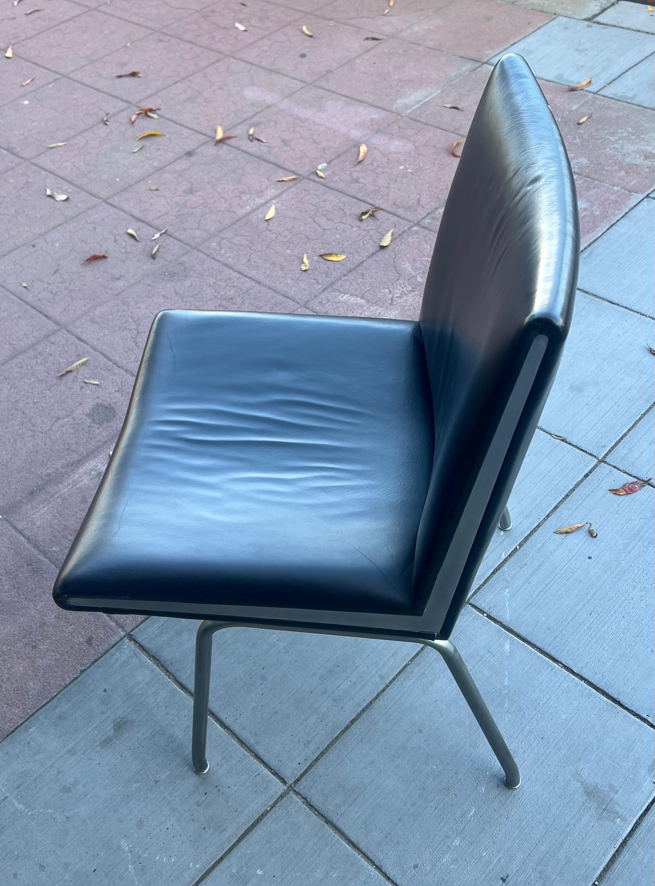 Ensemble de 2 chaises pantoufles d'aéroport de Hans Wegner pour AP 39 Stolen en cuir et acier Bon état - En vente à San Diego, CA