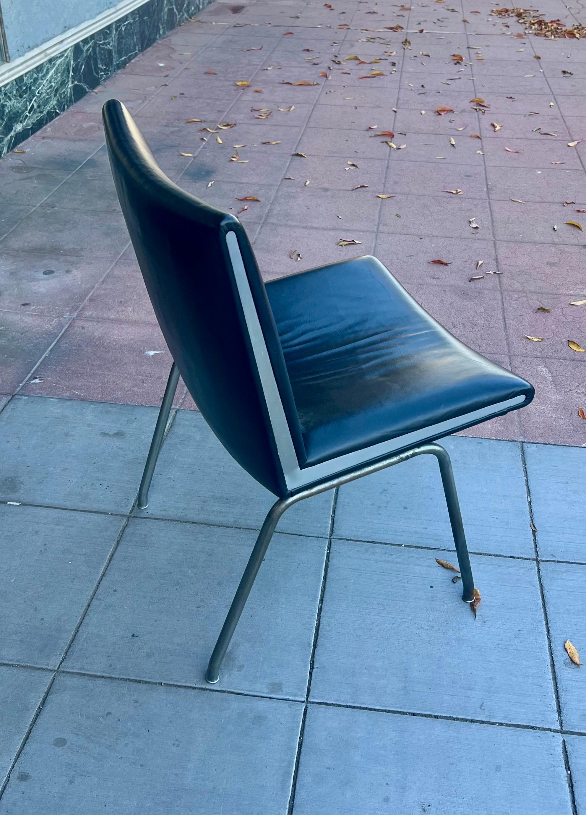 20ième siècle Ensemble de 2 chaises pantoufles d'aéroport de Hans Wegner pour AP 39 Stolen en cuir et acier en vente