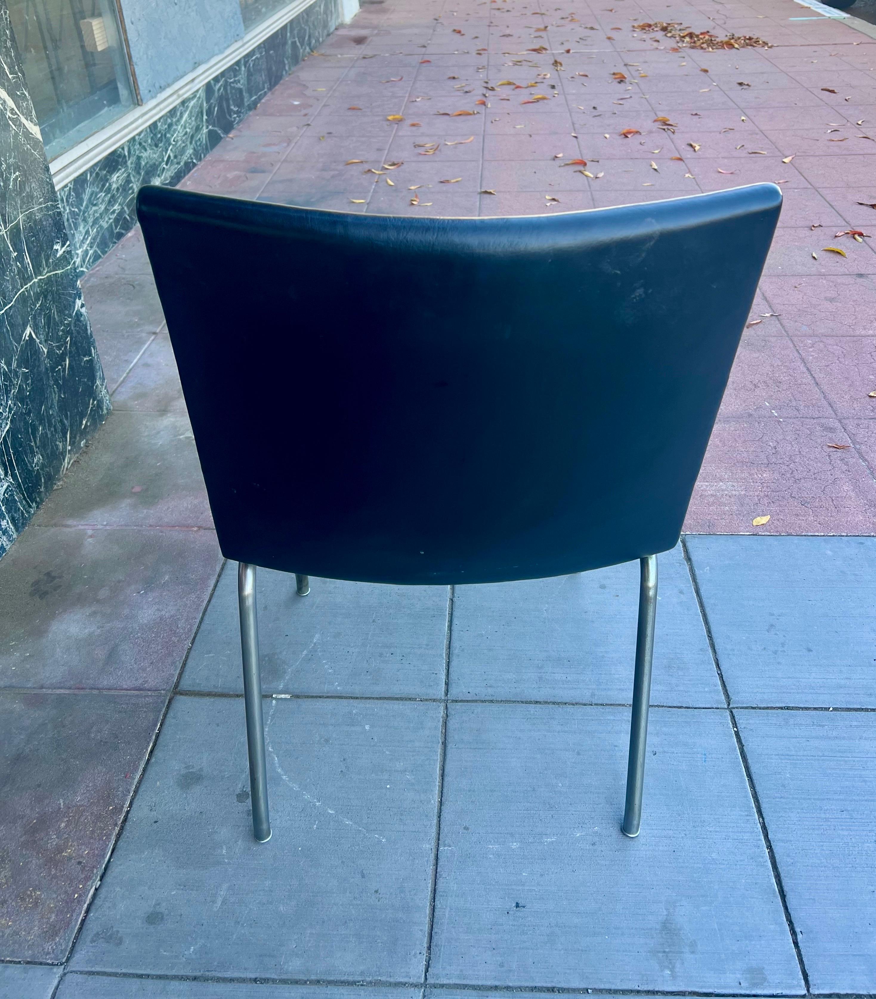Acier Ensemble de 2 chaises pantoufles d'aéroport de Hans Wegner pour AP 39 Stolen en cuir et acier en vente