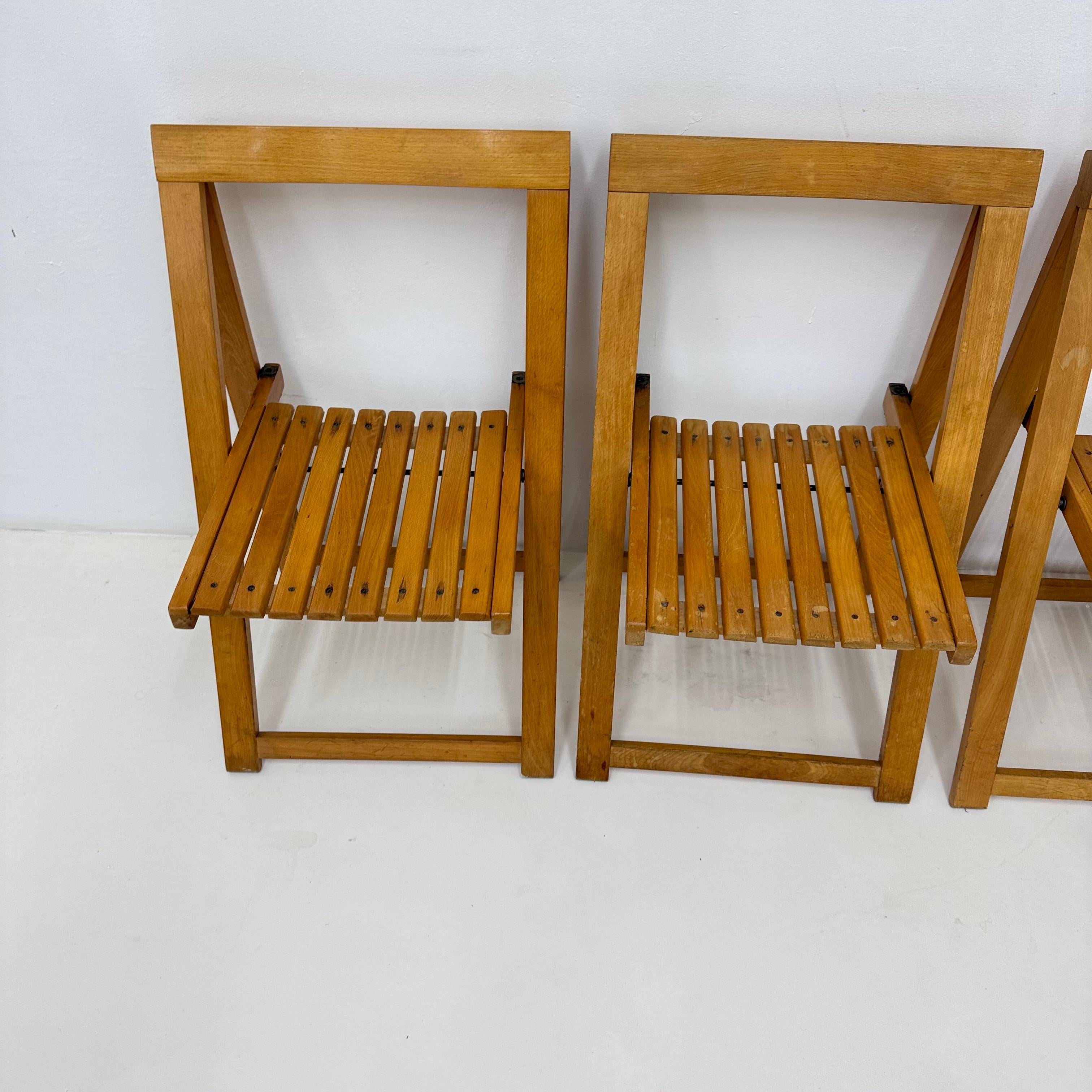 Dimensiones: 45 cm ancho, 45 cm fondo, 74,5 cm alto, 44 cm alto asiento
Estado: Bueno
Material: Madera
Diseñador: Aldo Jacober
Productor: Alberto Bazzani
Periodo: 1960's