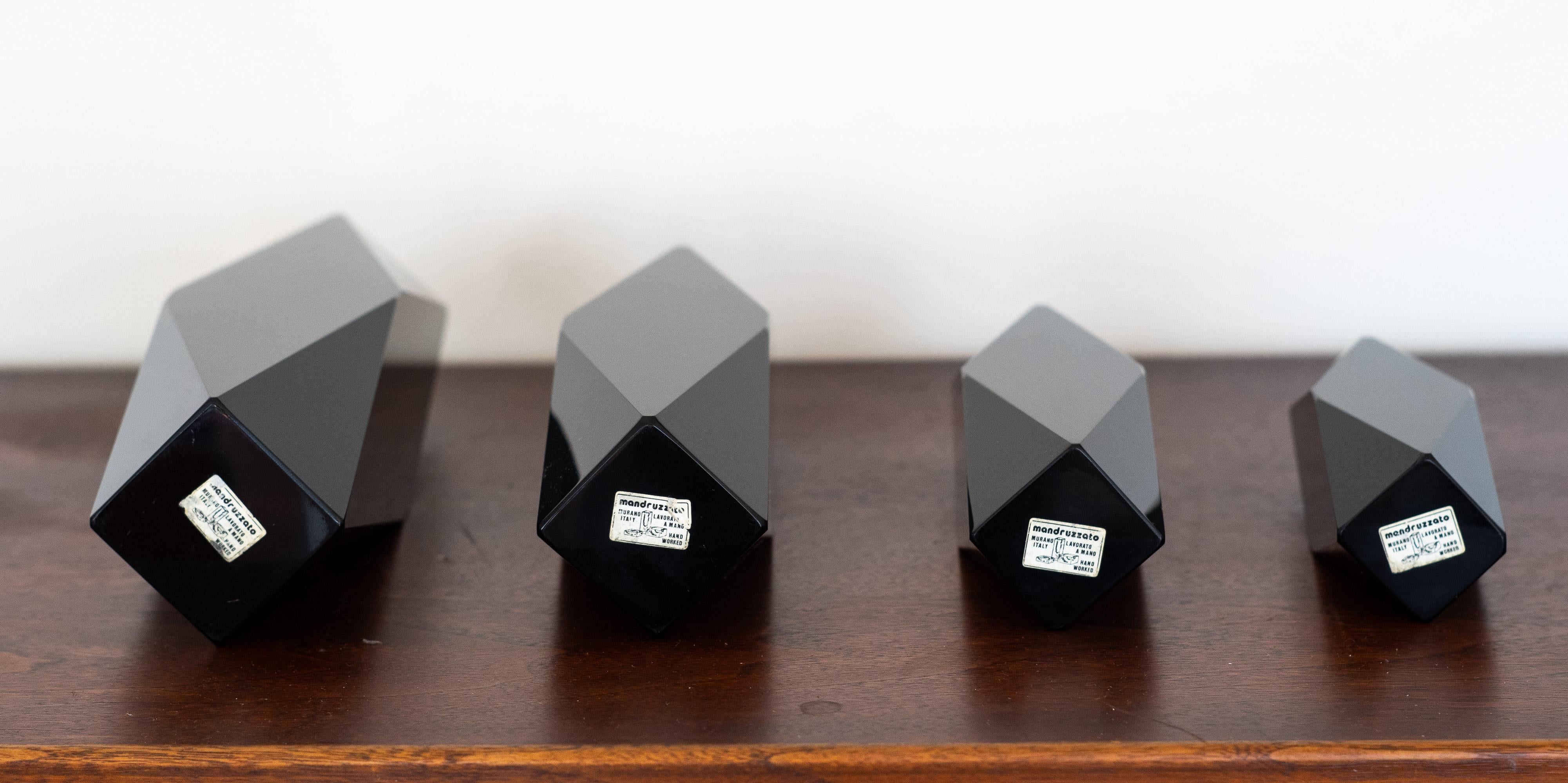 Juego de 4 jarrones de cristal facetado de Murano Alessandro Mandruzzato en negro macizo poco común en venta 3