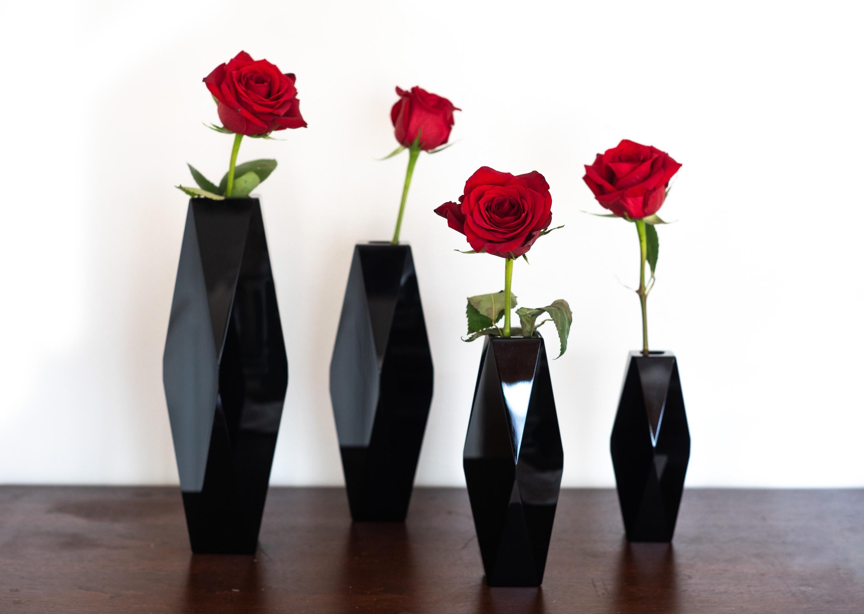 Fabricado en la isla de Murano (Italia), este jarrón fue diseñado por Alessandro Mandruzzato en la década de 1950, durante el apogeo del diseño MCM italiano. En este diseño, Mandruzzato cambia la extravagancia, la complejidad y la complejidad por la