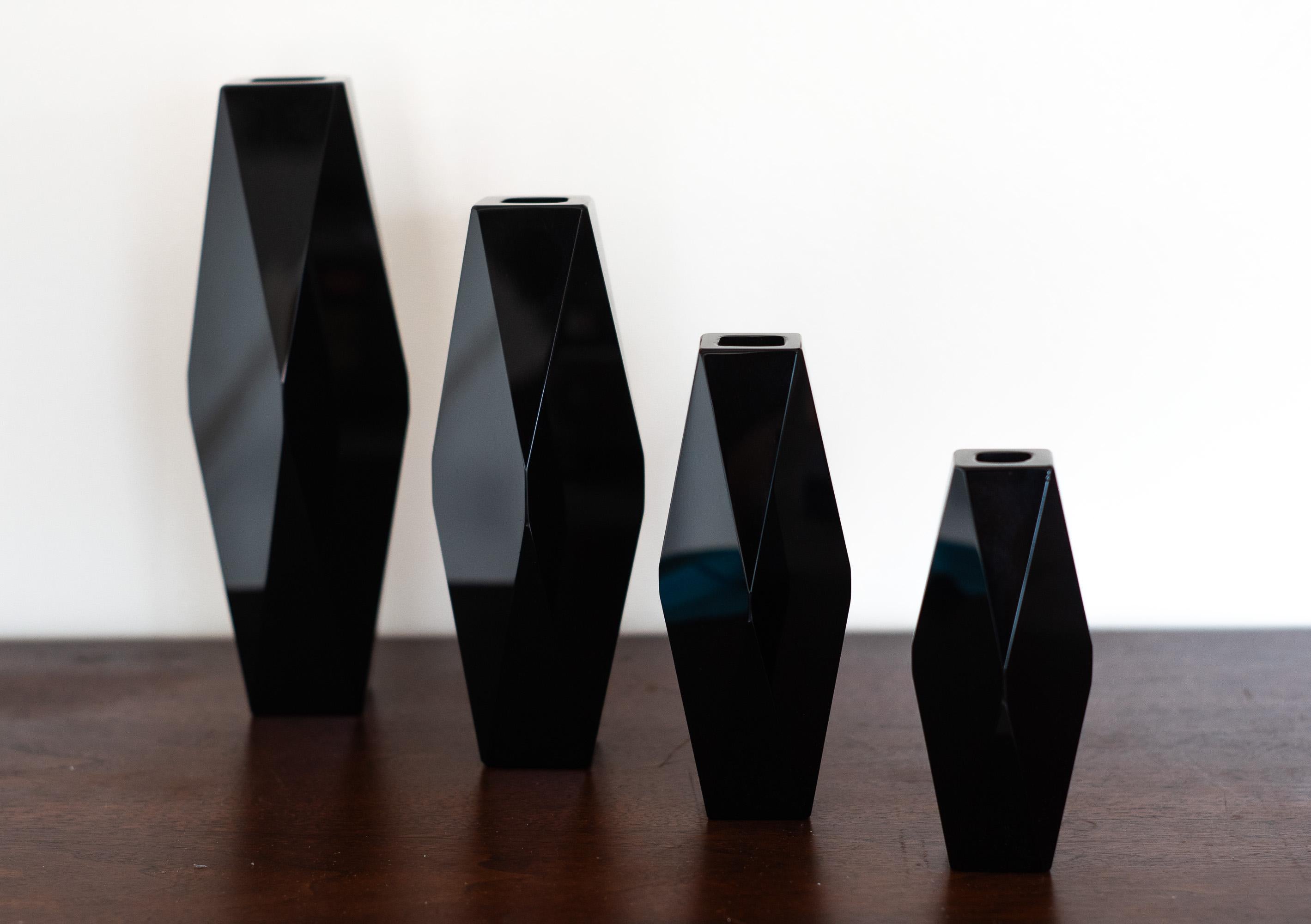 Juego de 4 jarrones de cristal facetado de Murano Alessandro Mandruzzato en negro macizo poco común en Bueno estado para la venta en Philadelphia, PA