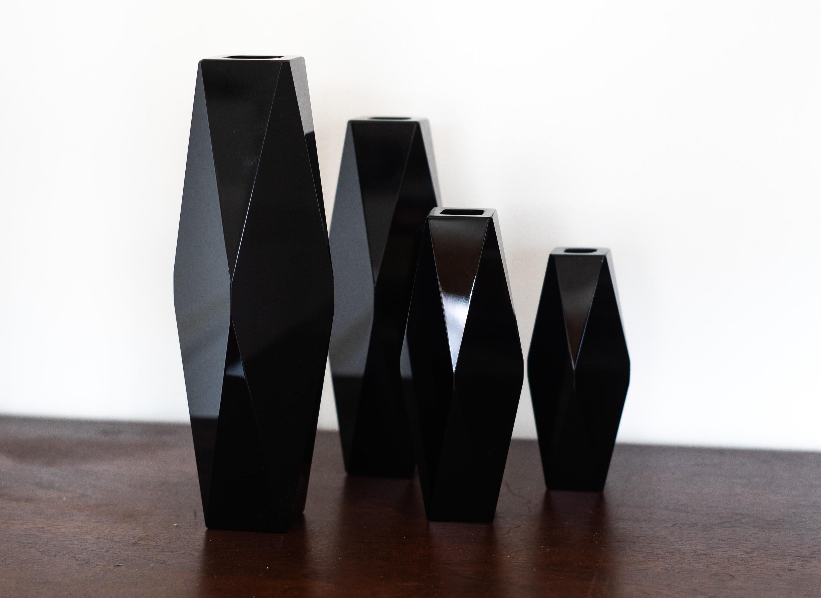 Juego de 4 jarrones de cristal facetado de Murano Alessandro Mandruzzato en negro macizo poco común mediados del siglo XX en venta