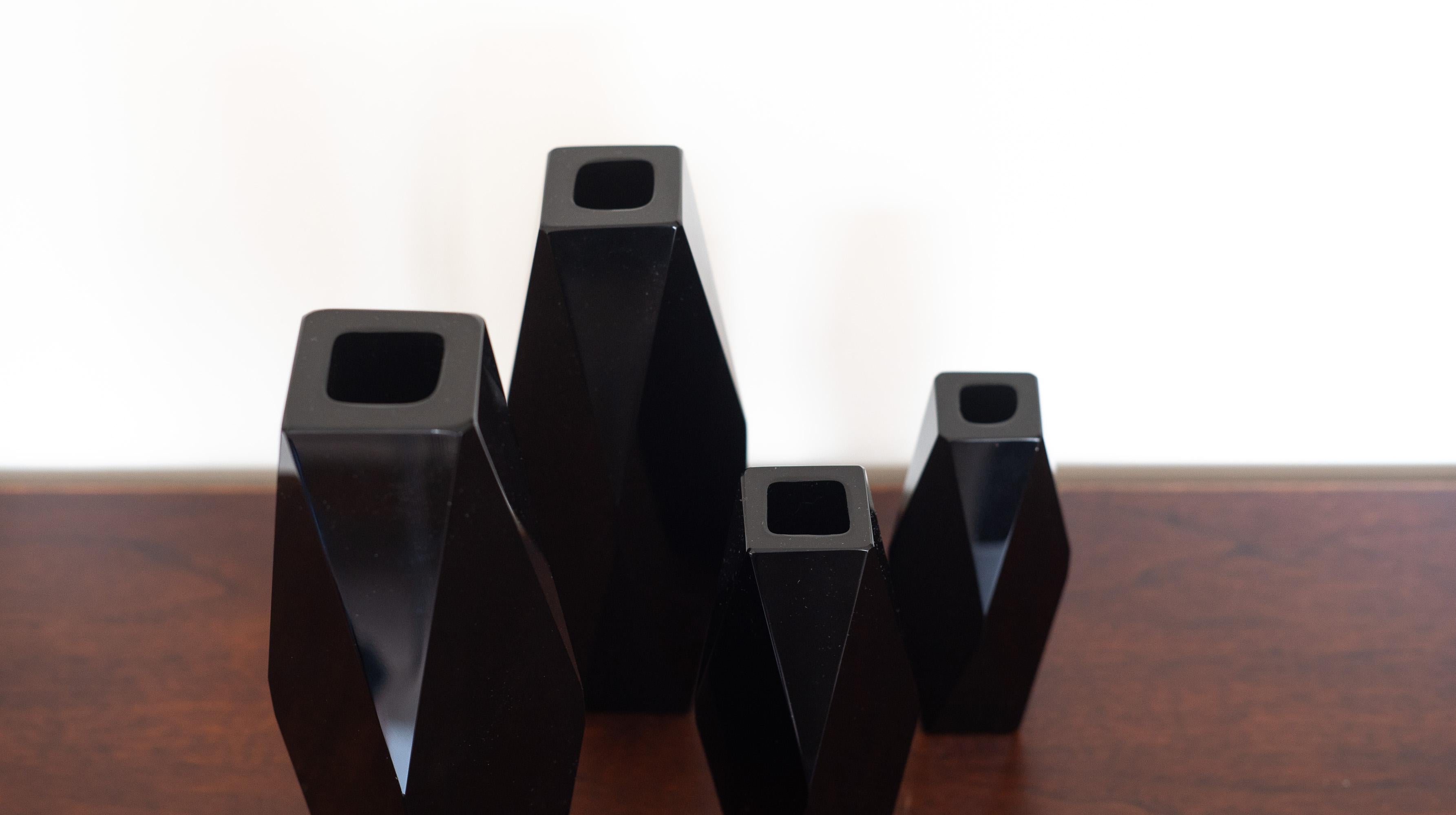 Juego de 4 jarrones de cristal facetado de Murano Alessandro Mandruzzato en negro macizo poco común en venta 1