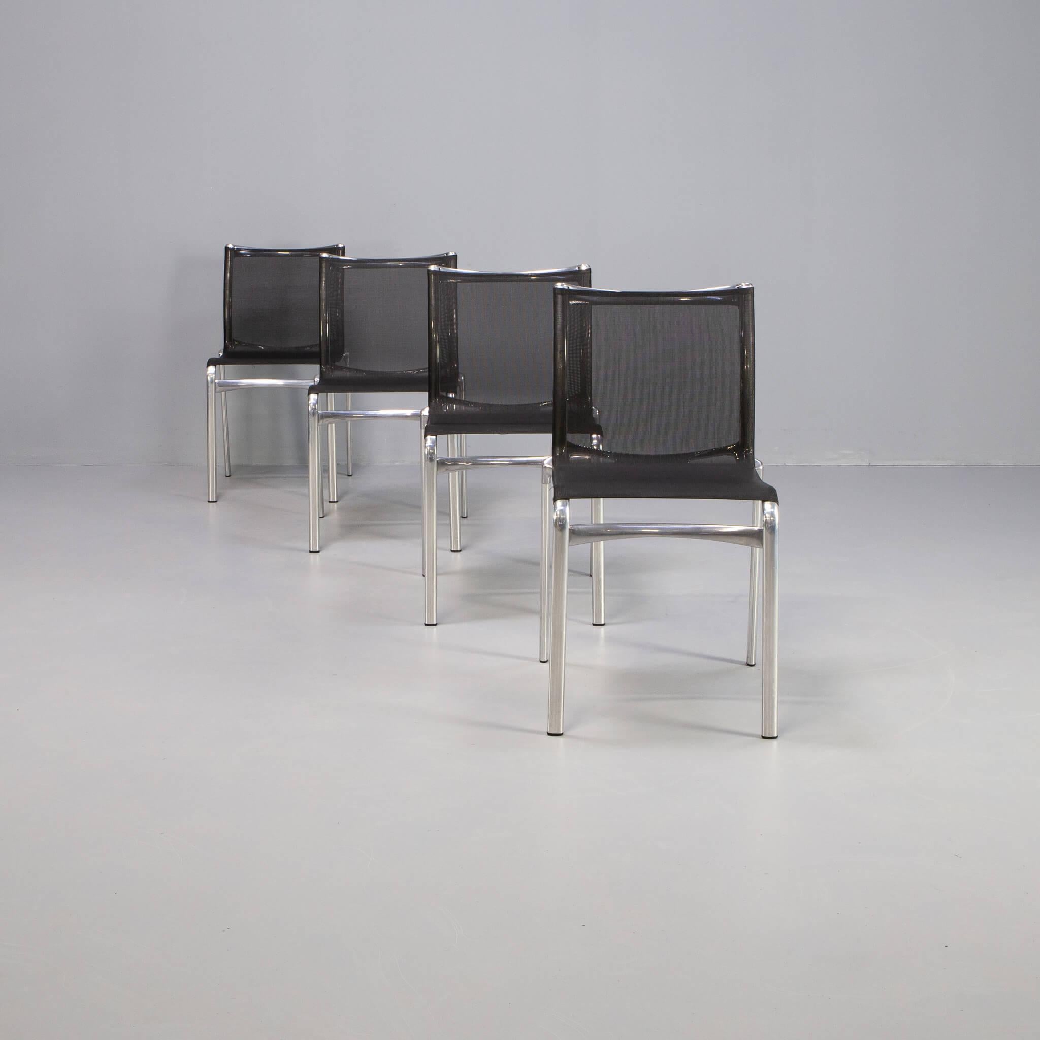 Lot de 4 chaises Alias Highframe 40 pour l'intérieur ou l'extérieur, conçues par Alberto Meda en 1991, Italie.

Ces chaises empilables sont en maille polyester ignifugée noire avec un cadre en aluminium laqué.

Les chaises sont en très bon état,
