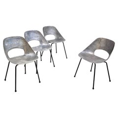 Ensemble de 4 chaises  Tulipe  en aluminium, Pierre Guariche