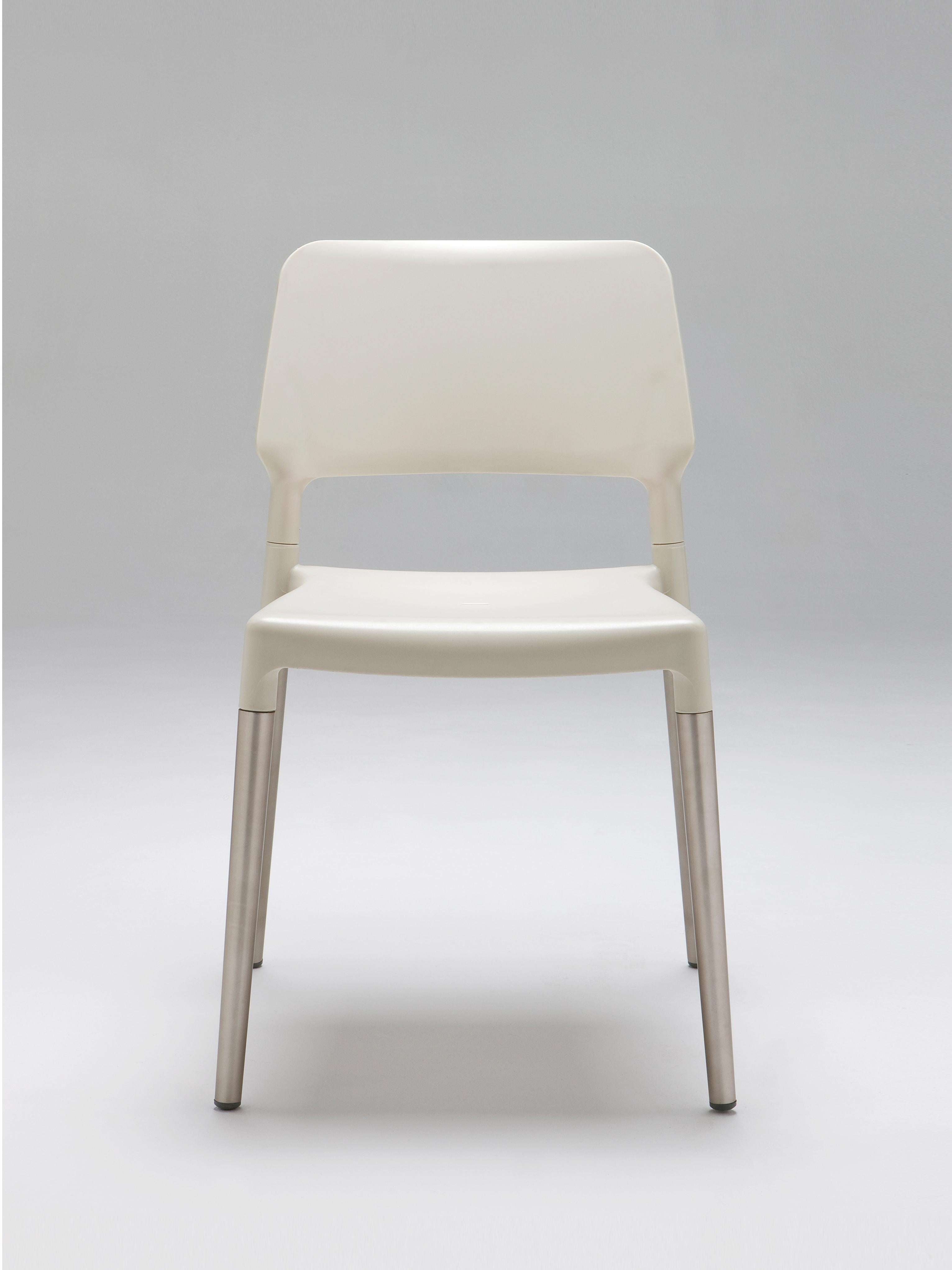 Set of 4 aluminum Belloch dining chair by Lagranja Design
Dimensions: D 50 x W 54 x H 79 cm
Materials: Aluminum, polypropylene, fiberglass.

The Belloch chair is the result of commissioning a lightweight and stackable design. Combining various