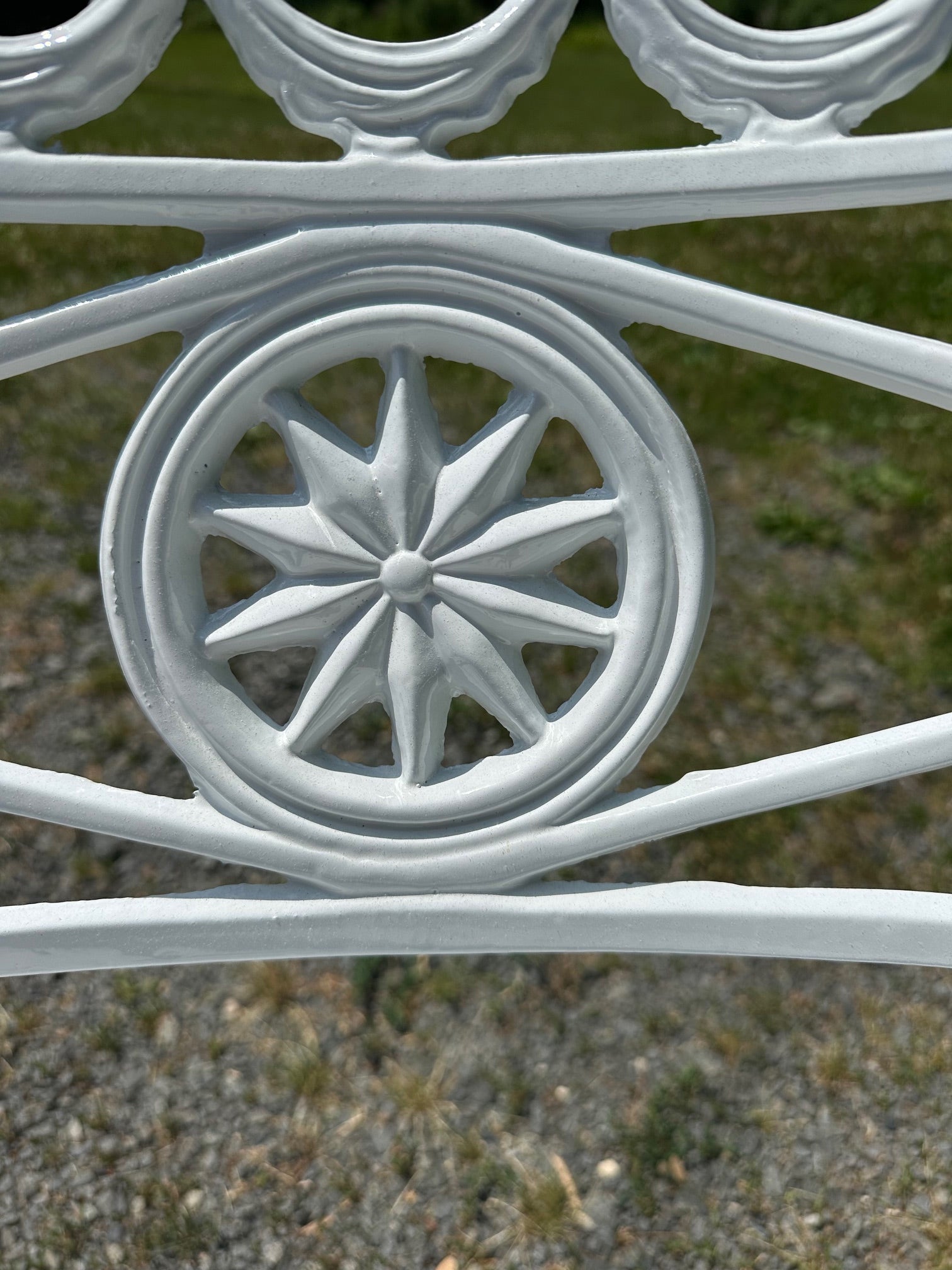 Bellissimo set di 4 poltrone classiche da patio in alluminio verniciato a polvere bianca per il patio o il giardino con motivo di stelle e delfini.
30