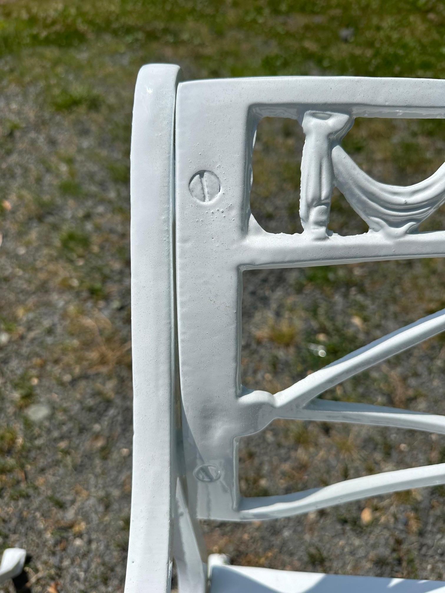 Metà XX secolo Set di 4 poltrone classiche da pranzo in alluminio con rivestimento a polvere bianca in vendita