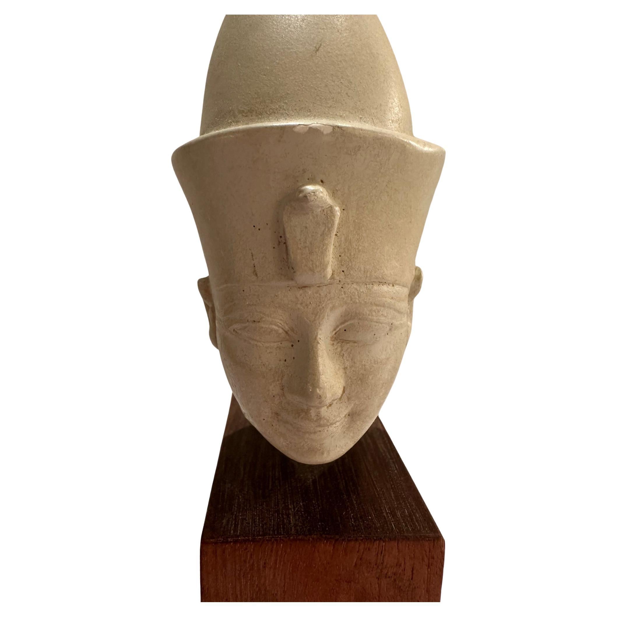 Conjunto de 4 bustos de las Reproducciones Alva del Museo de Boston que son fascinantes reproducciones de antiguos bustos egipcios.  Haz bonitos accesorios en tableros de mesa o estanterías.

Busto pequeño de ébano 5,25