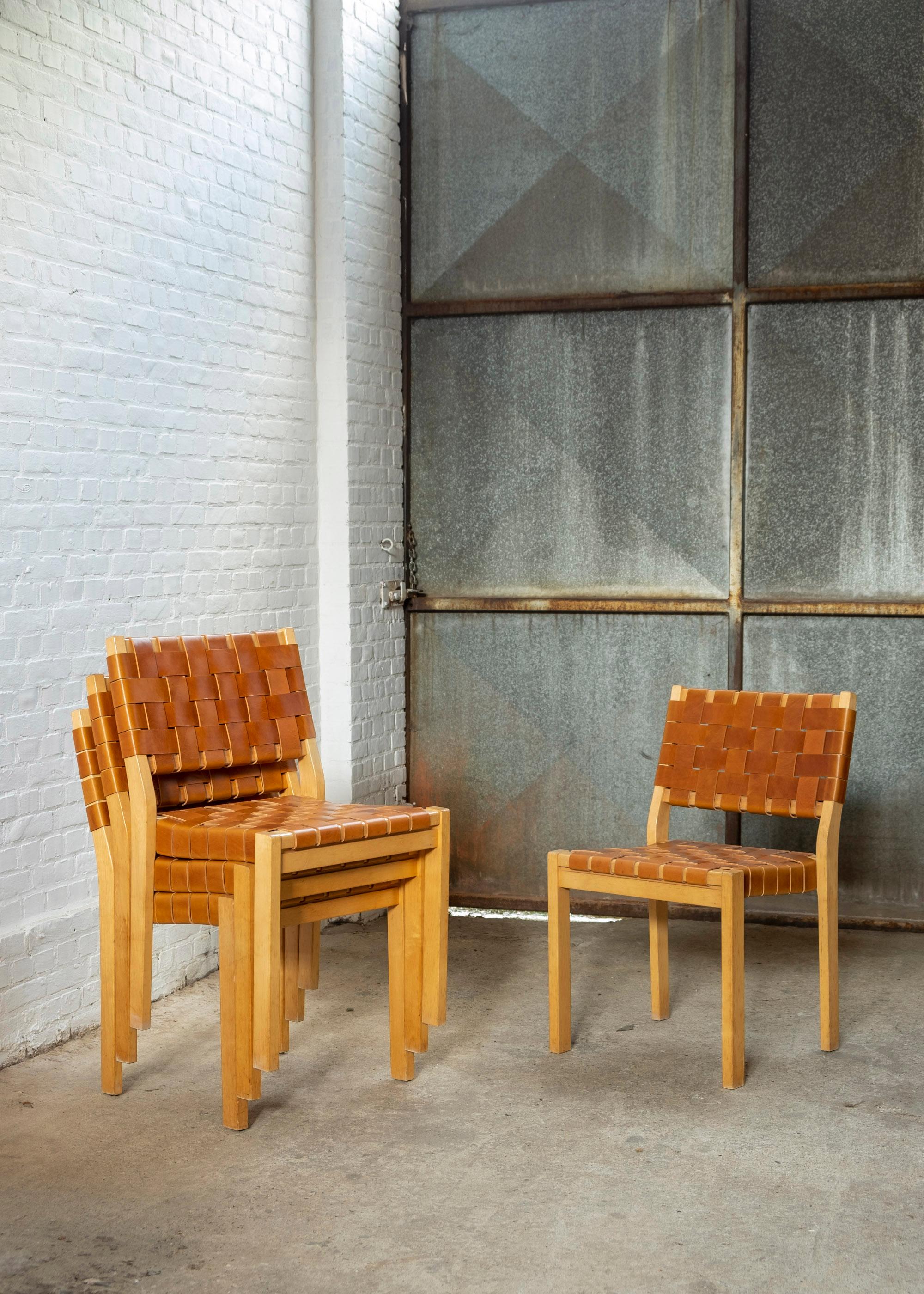 Satz von 4 Alvar Aalto Stühlen Modell 611, Birkenholzrahmen neu gepolstert mit hochwertigen Sattellederriemen in Cognacfarbe, hergestellt von Artek in den 1970er Jahren. Der Stuhl 611 wurde 1929 von Alvar Aalto entworfen und ist eines der ersten von