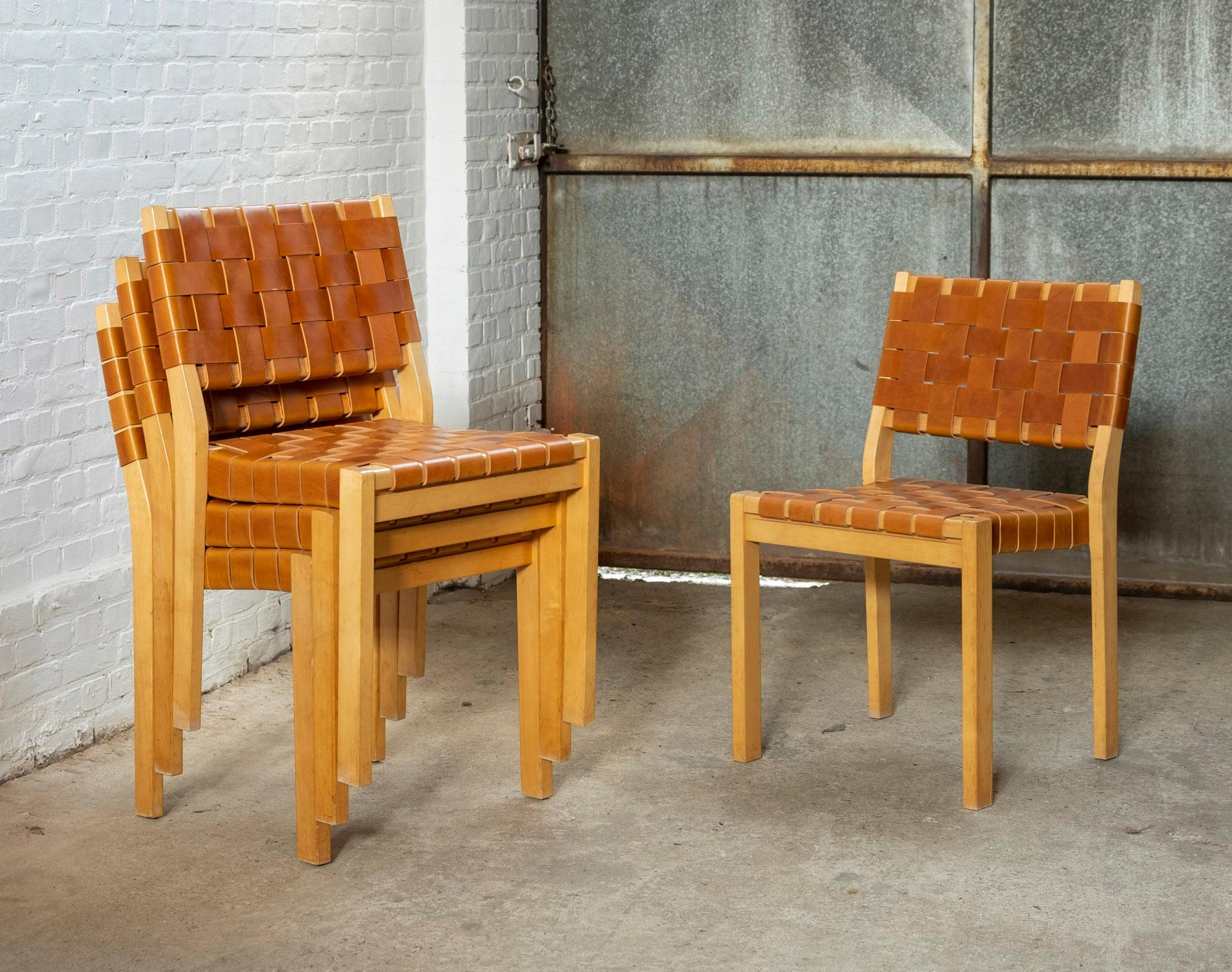 Scandinave moderne Ensemble de 4 chaises de salle à manger Alvar Aalto modèle 611, années 1960, Finlande en vente