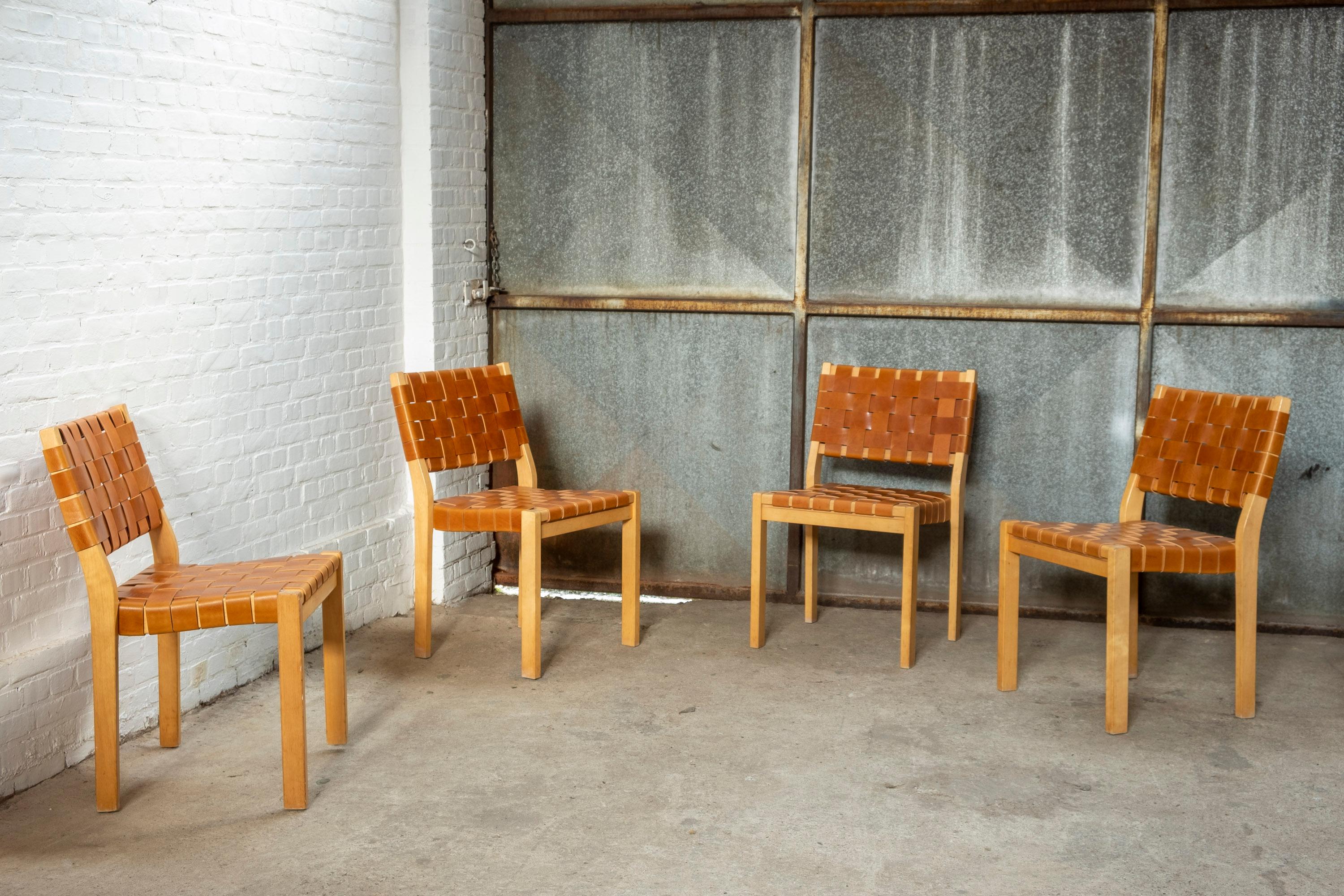 Finlandais Ensemble de 4 chaises de salle à manger Alvar Aalto modèle 611, années 1960, Finlande en vente