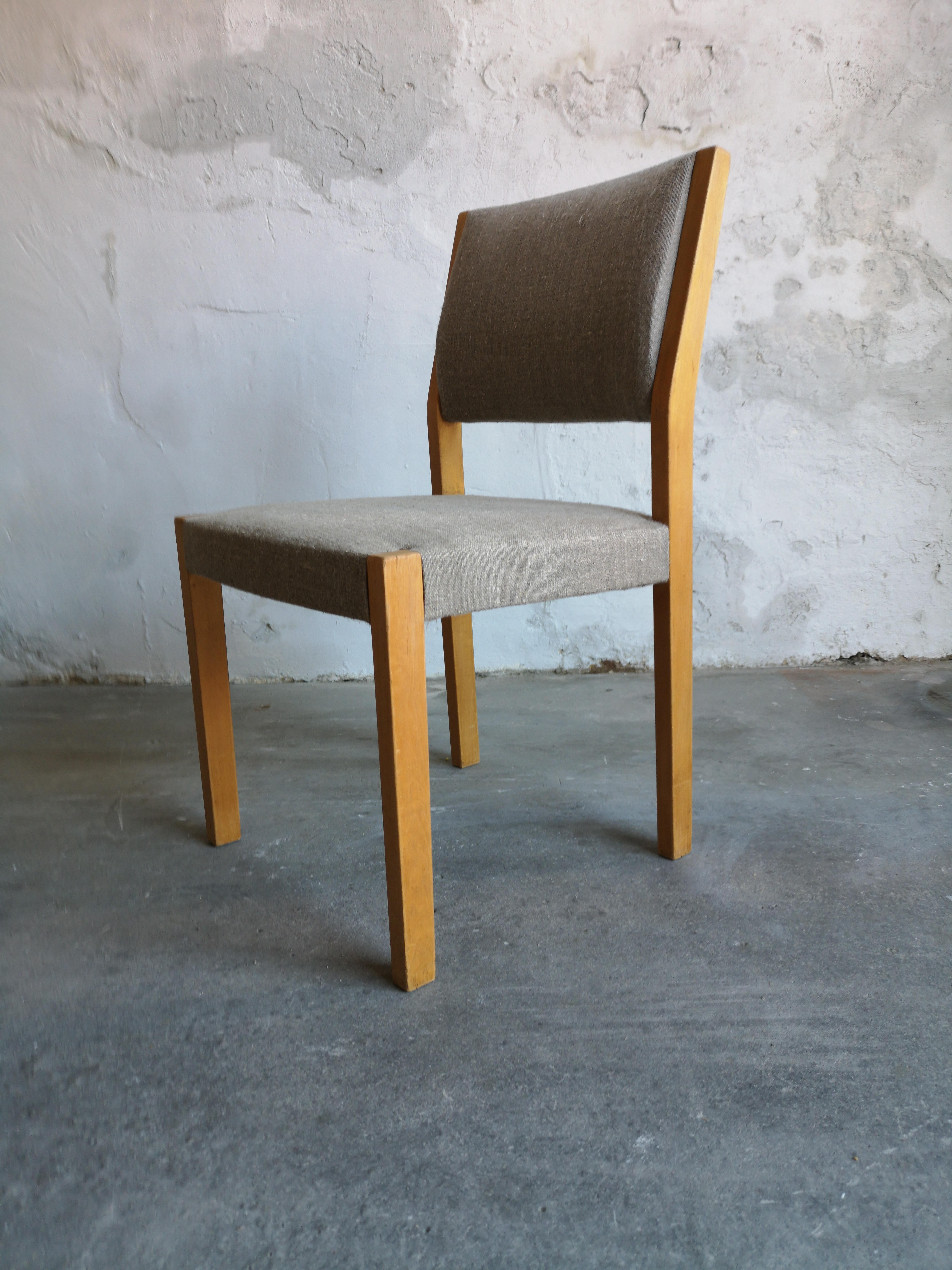A charming set of 4 Alvar Aalto/Hellevi Ojanen model 621 upholstered dining chairs. They have been just reupholstered with grey cotton linen.