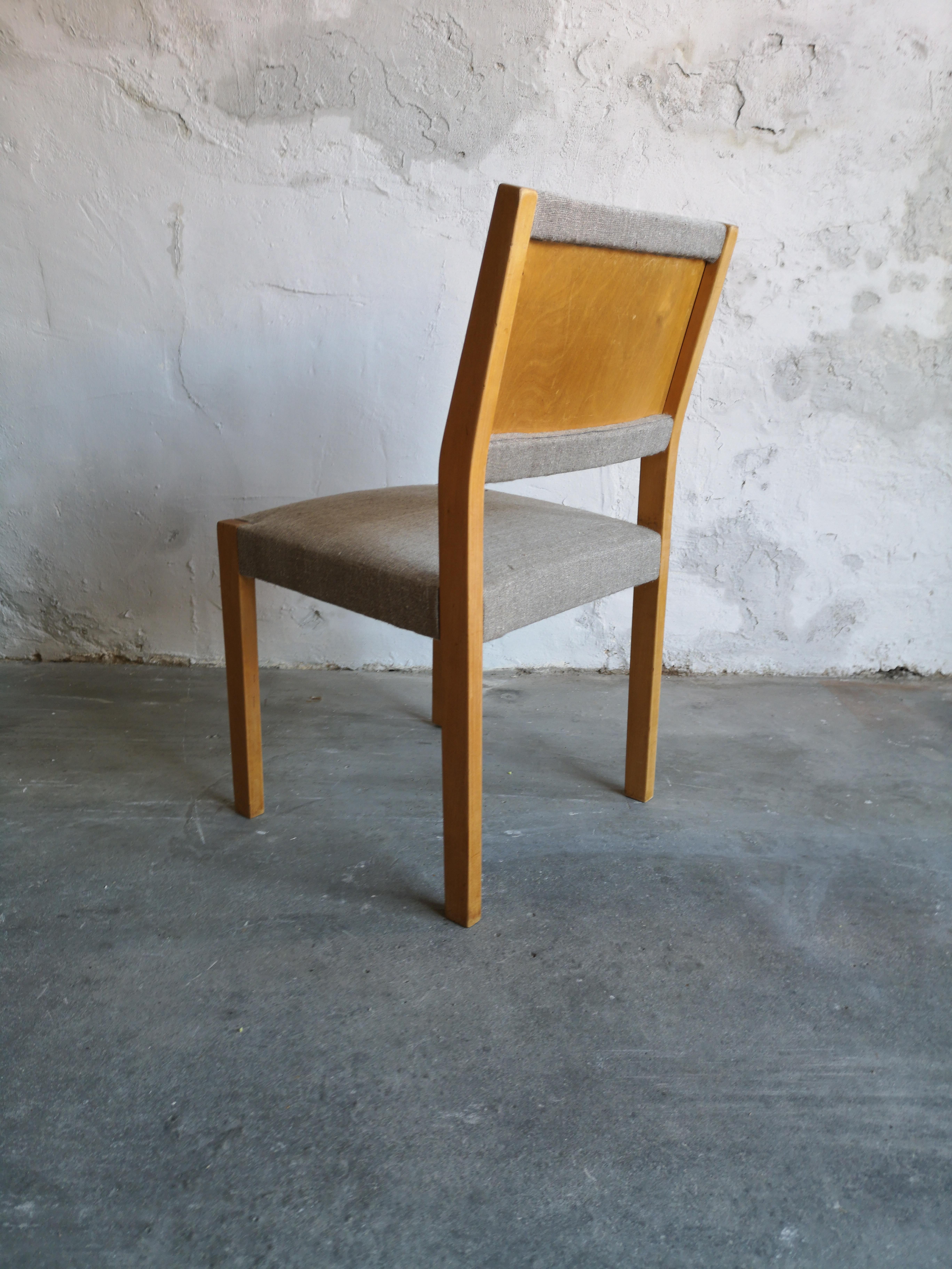 Set of 4 Alvar Aalto / Hellevi Ojanen Model 621 Upholstered Dining Chairs In Good Condition For Sale In Farnham, Surrey