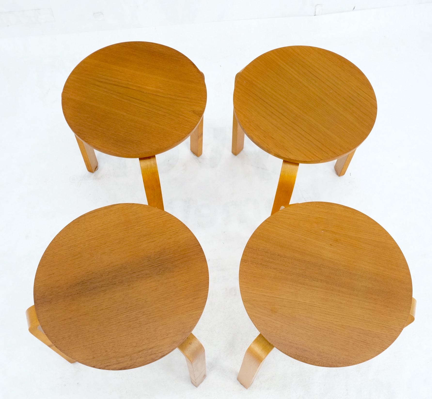 Satz von 4 runden, gebogenen Eichenholz-Nesting-Tischen von Alvar Aalto, hergestellt in Schweden im Angebot 4