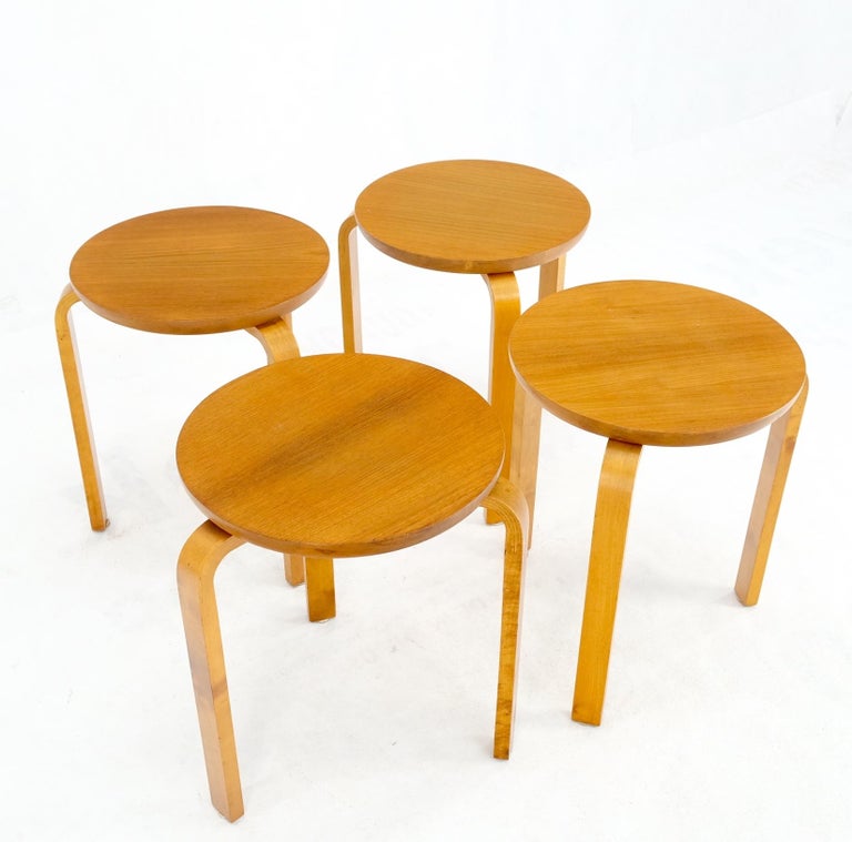 Set of 4 Alvar Aalto Round Birch Bent Leg Nesting Tables c.1950s Made in Sweden For Sale 6