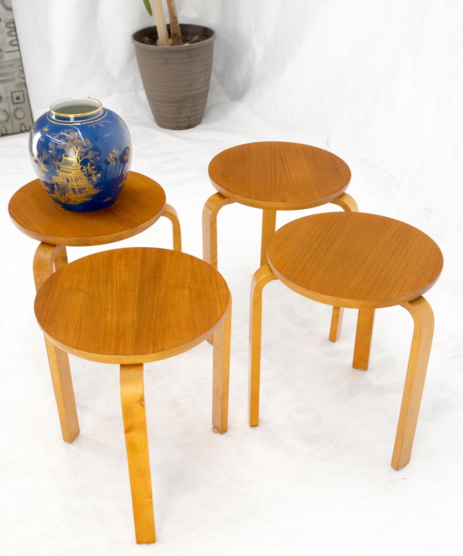 Satz von 4 runden, gebogenen Eichenholz-Nesting-Tischen von Alvar Aalto, hergestellt in Schweden im Angebot 8