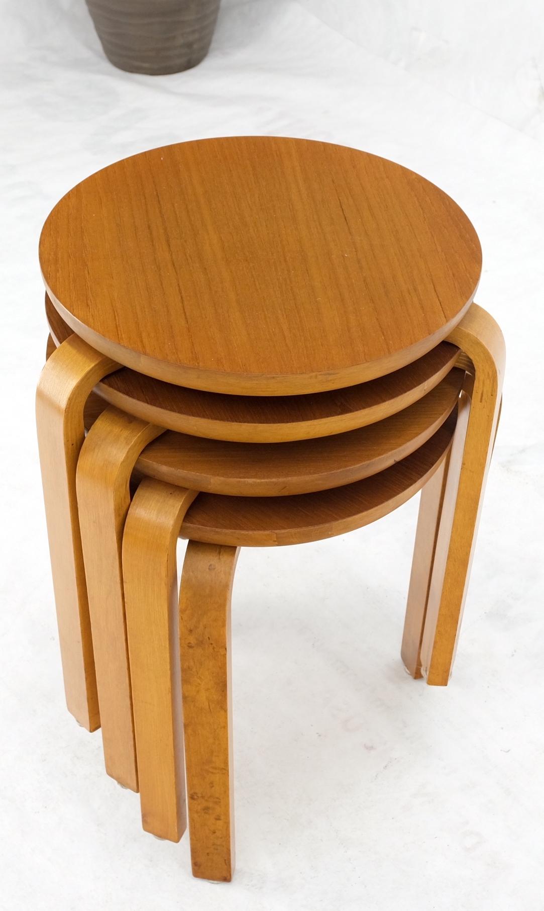 Satz von 4 runden, gebogenen Eichenholz-Nesting-Tischen von Alvar Aalto, hergestellt in Schweden im Angebot 11