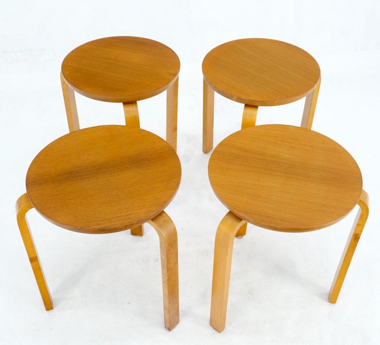 Mid-Century Modern Set of 4 Alvar Aalto Round Birch Bent Leg Nesting Tables c.1950s Made in Sweden For Sale