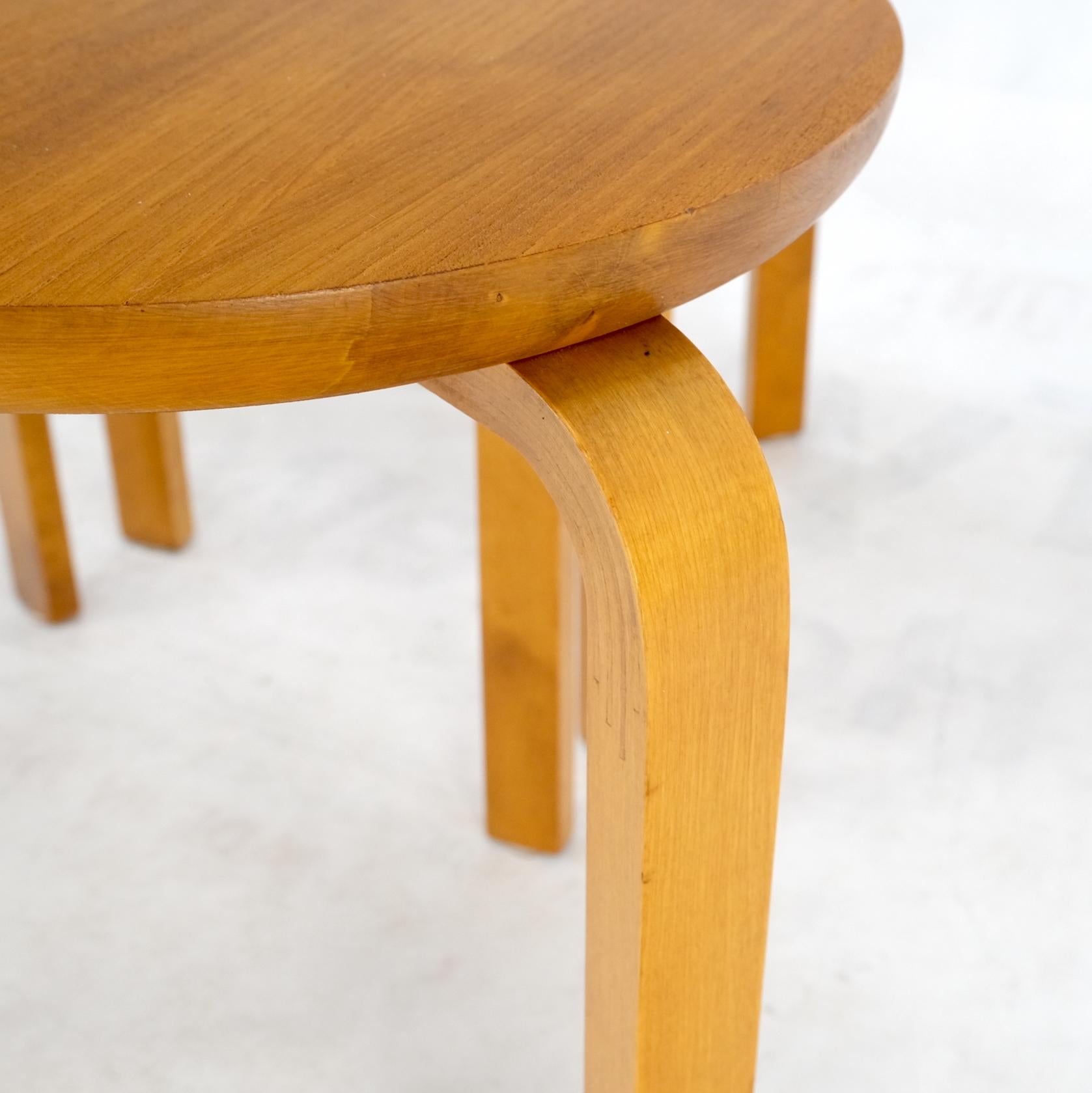 Satz von 4 runden, gebogenen Eichenholz-Nesting-Tischen von Alvar Aalto, hergestellt in Schweden (Lackiert) im Angebot