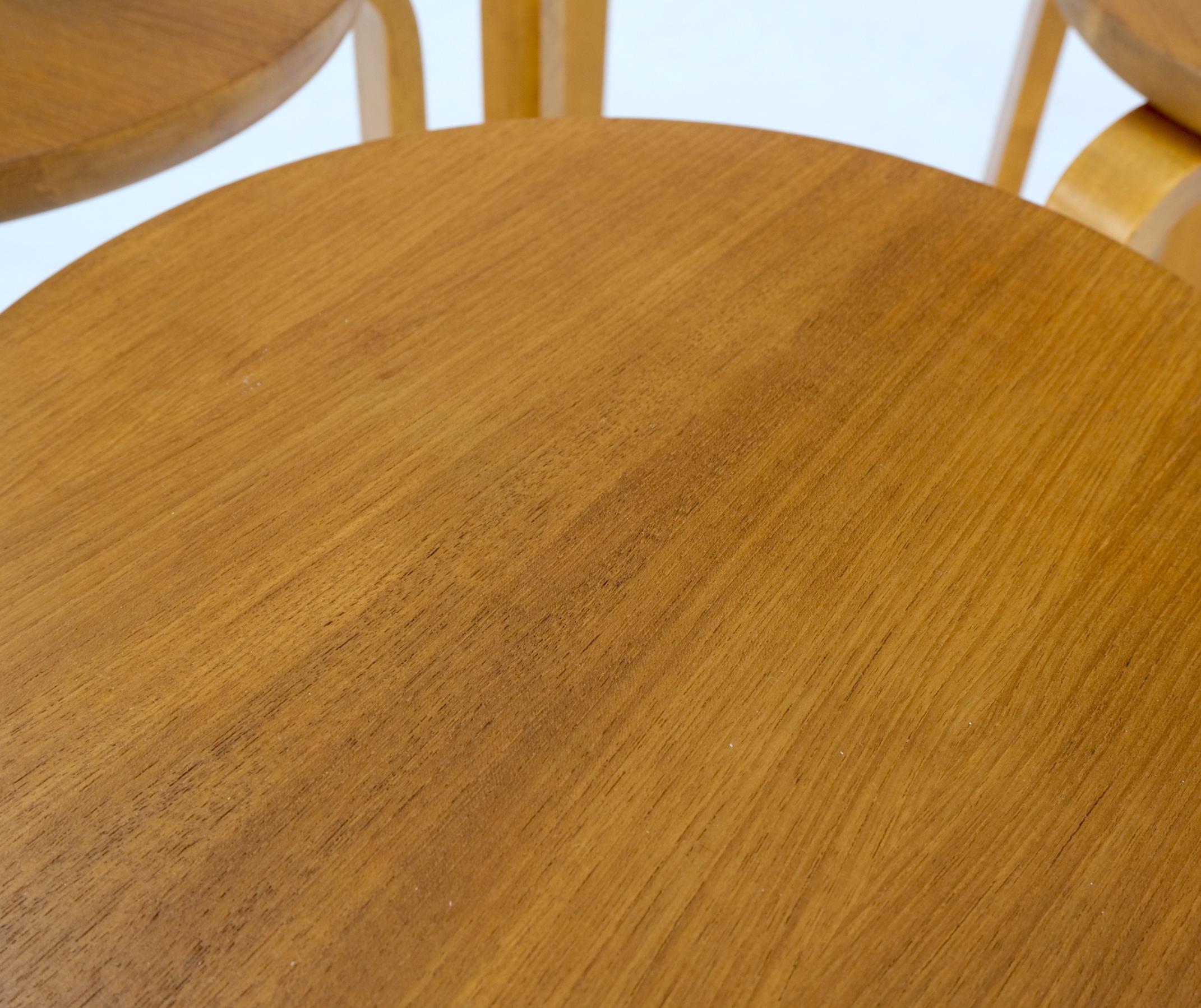 Satz von 4 runden, gebogenen Eichenholz-Nesting-Tischen von Alvar Aalto, hergestellt in Schweden (20. Jahrhundert) im Angebot