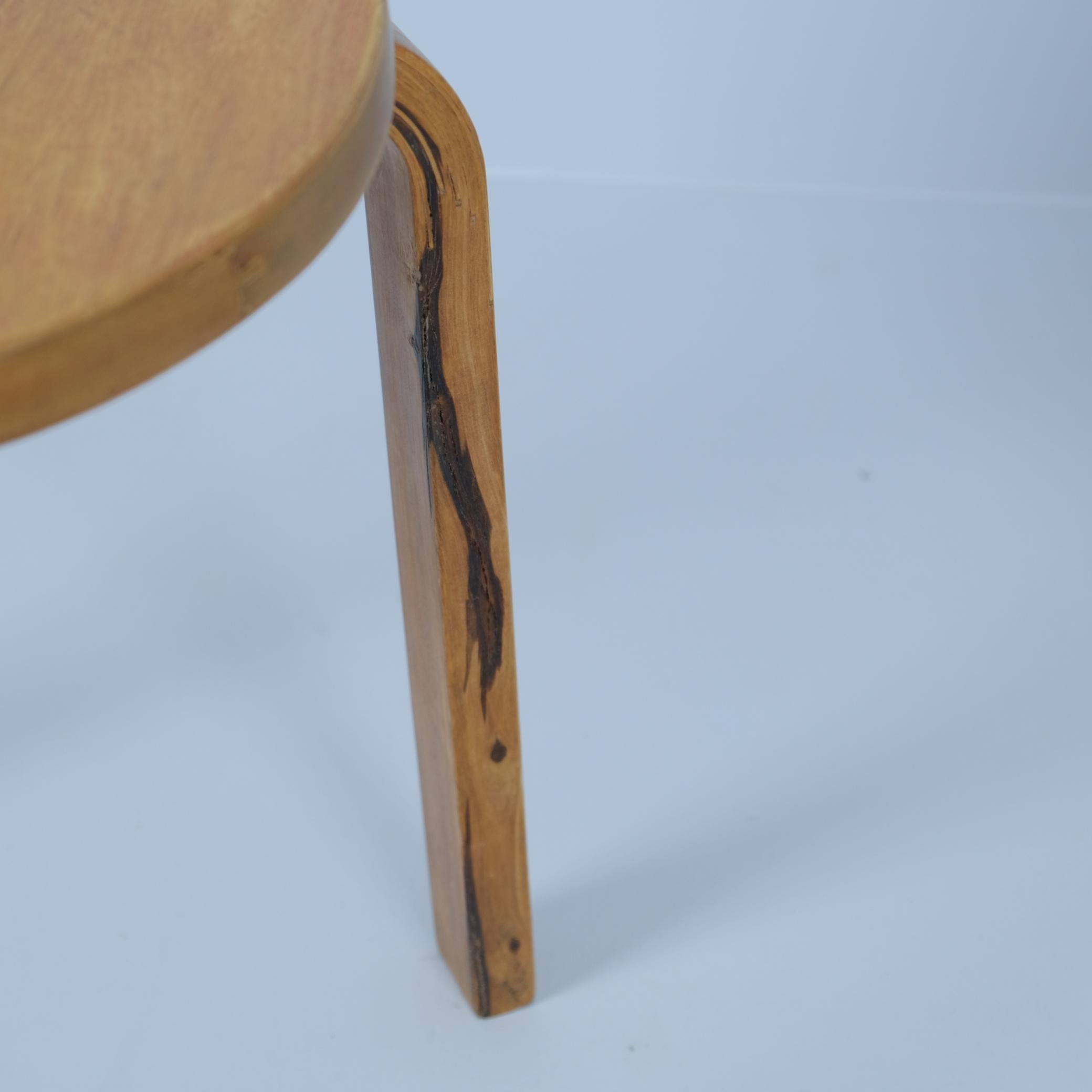 Ensemble de 4 tabourets empilables �à 3 pieds Alvar Aalto+Aalto modèle 60 en Brich, Artek années 1930 en vente 2